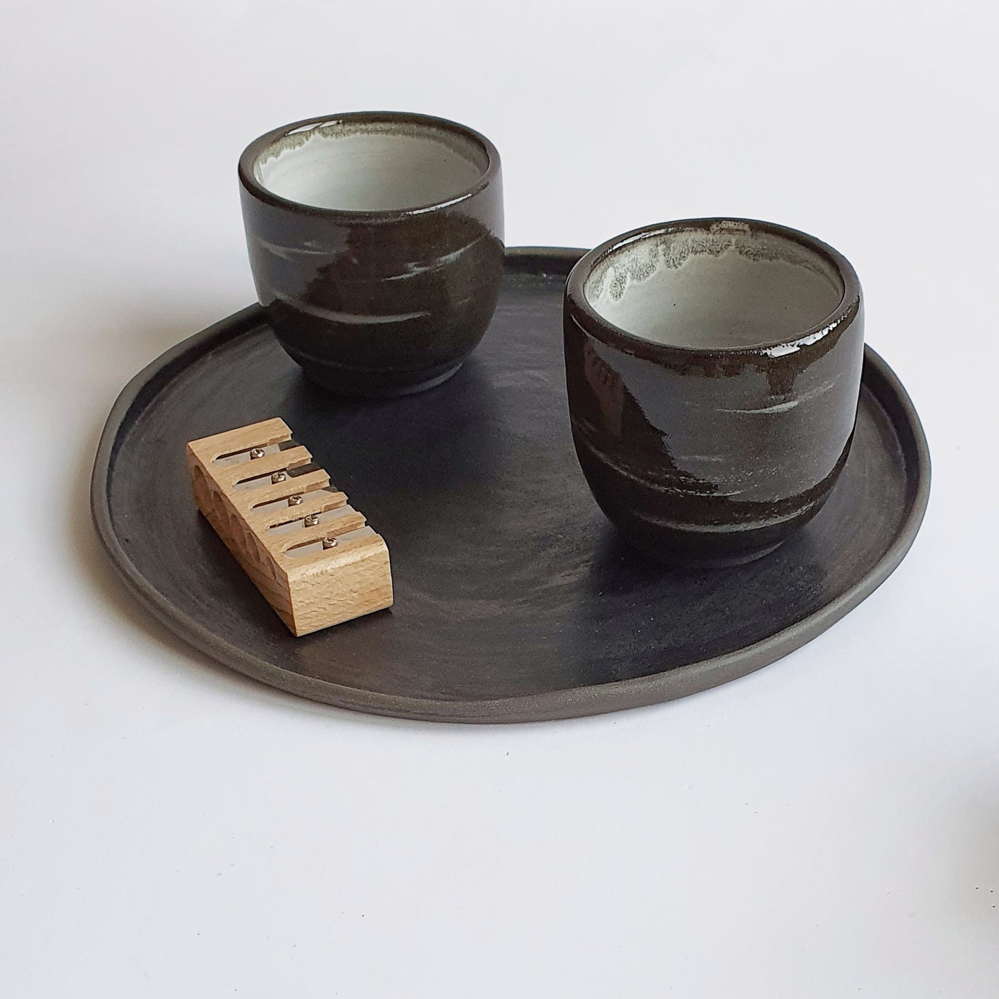 Tazza GN1 da caffè in gres nero , smaltato di bianco dentro e trasparente fuori.