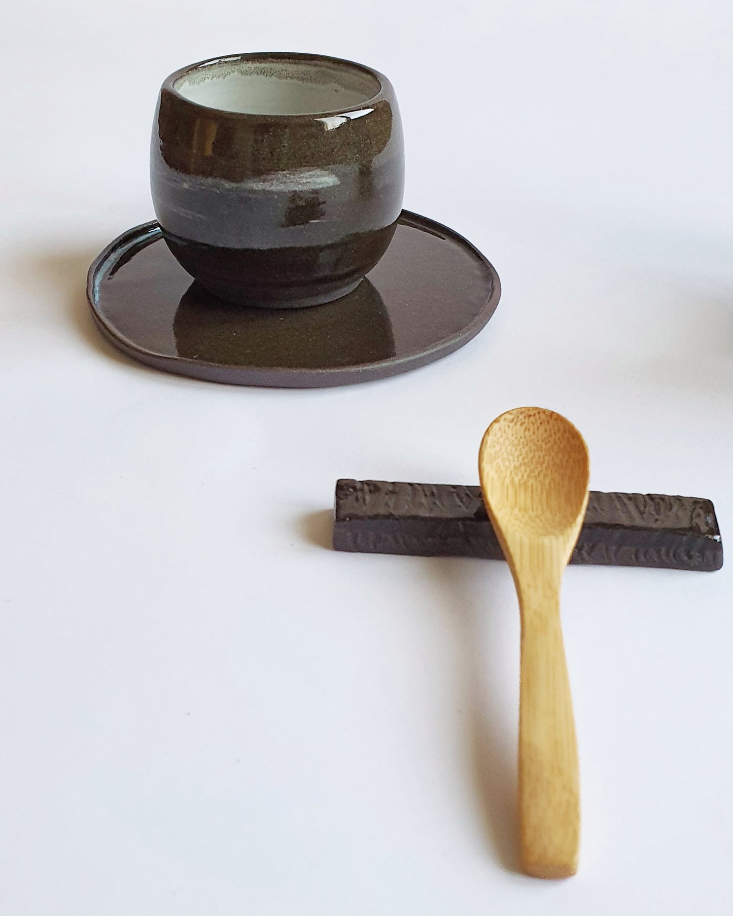 Tazza GN1 da caffè in gres nero , smaltato di bianco dentro e trasparente fuori.