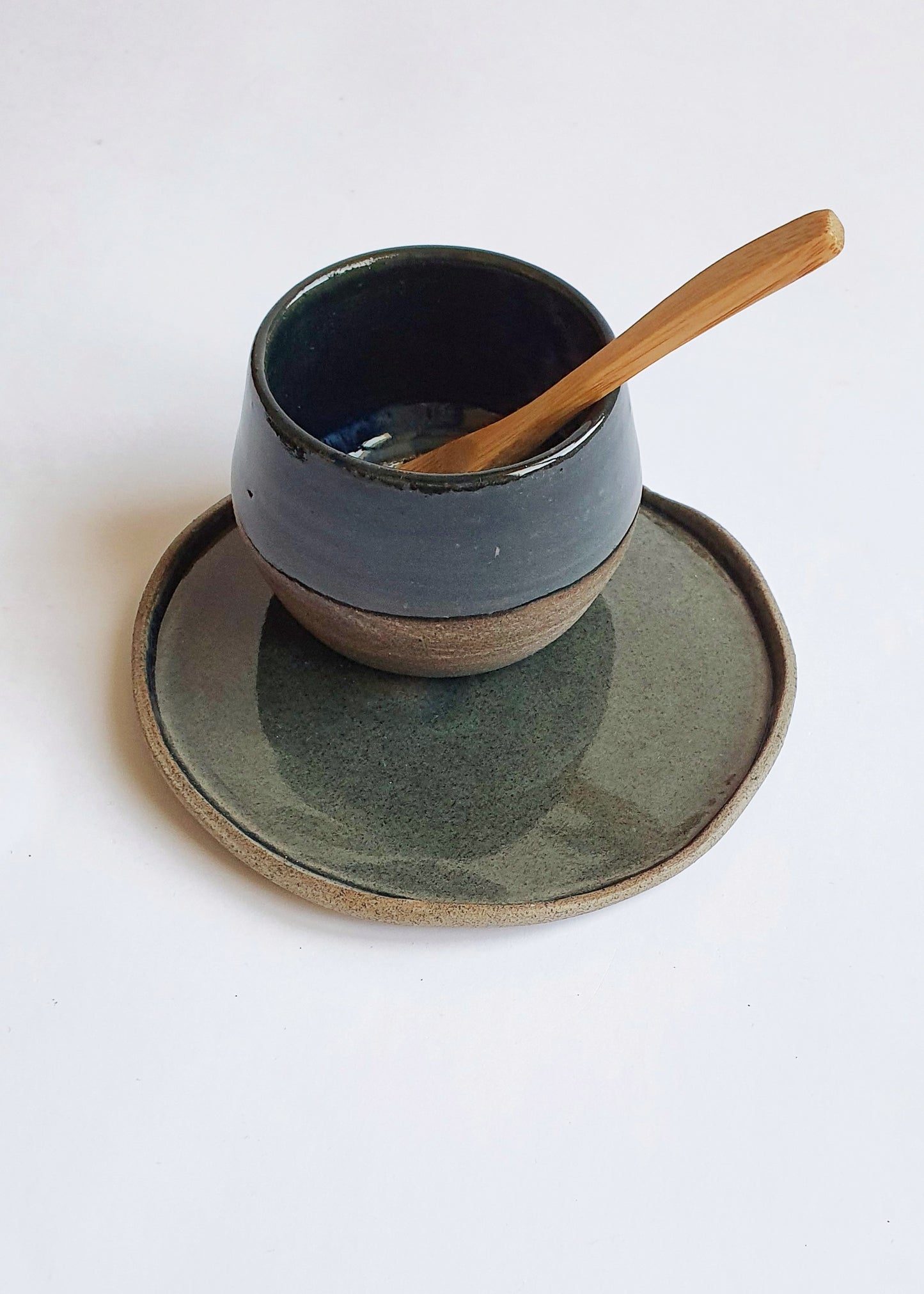 Tazza GG1 CAPPUCCINO in gres grigio , smaltata di blu/verde petrolio.