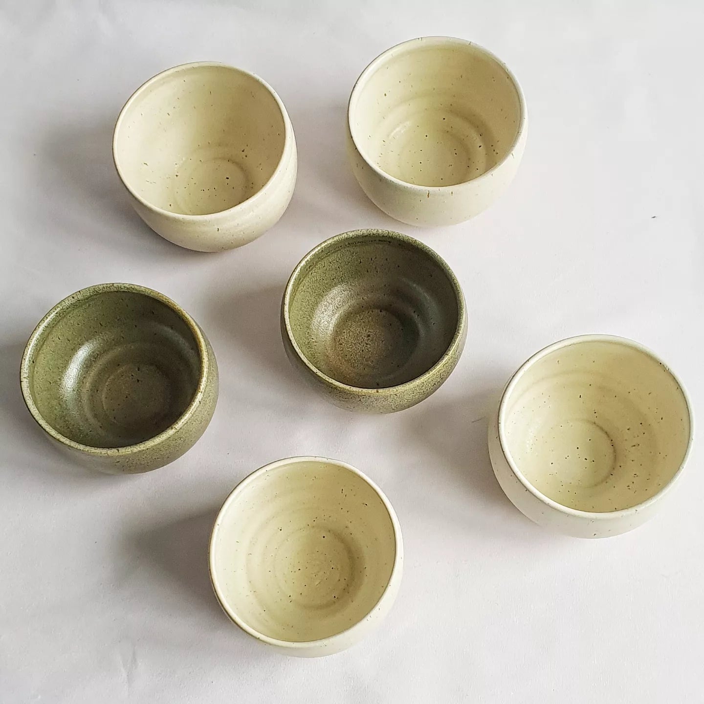 Ciotola MATCHA GP gres chiaro puntinato. Ha dimensioni 10x7h cm