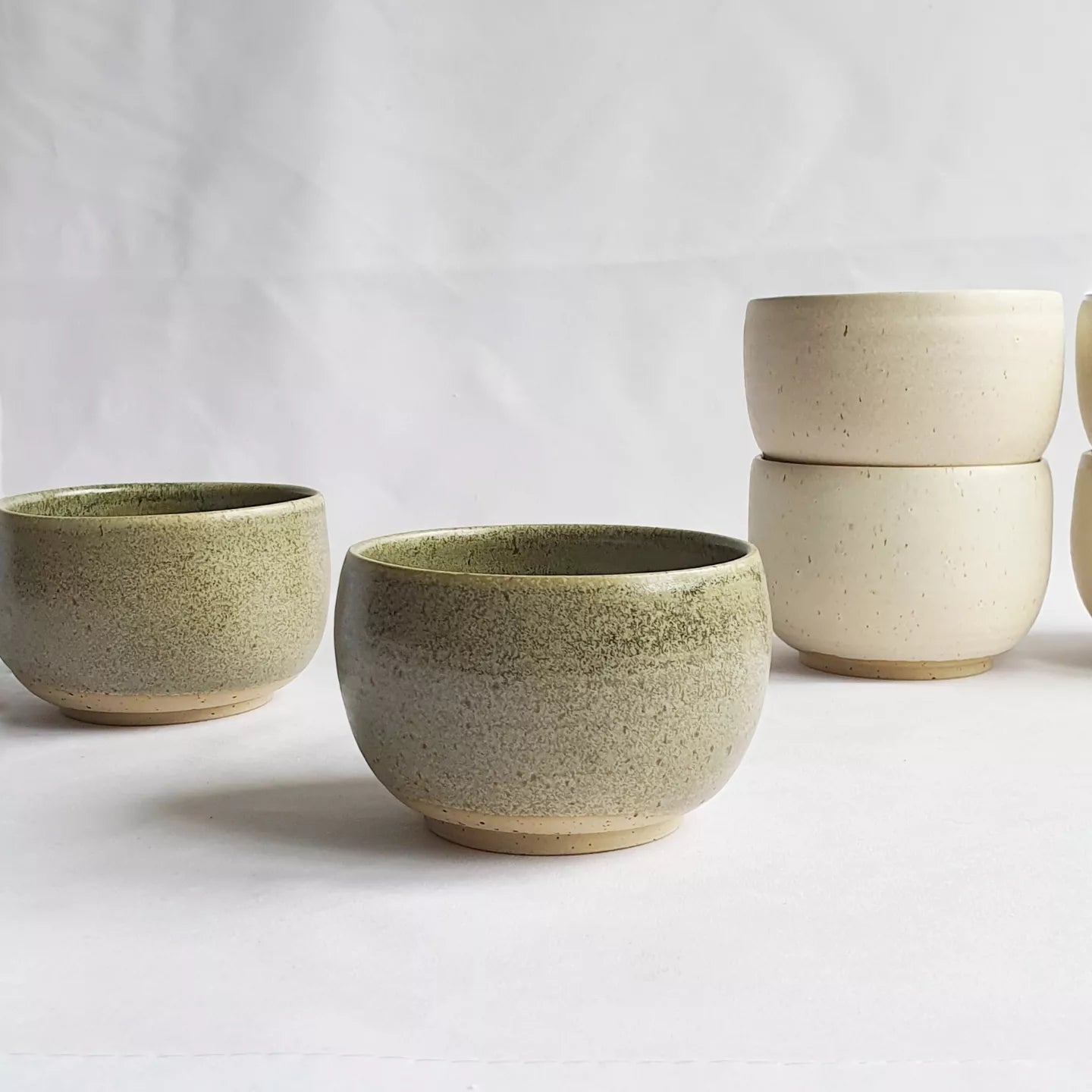 Ciotola MATCHA GP gres chiaro puntinato. Ha dimensioni 10x7h cm