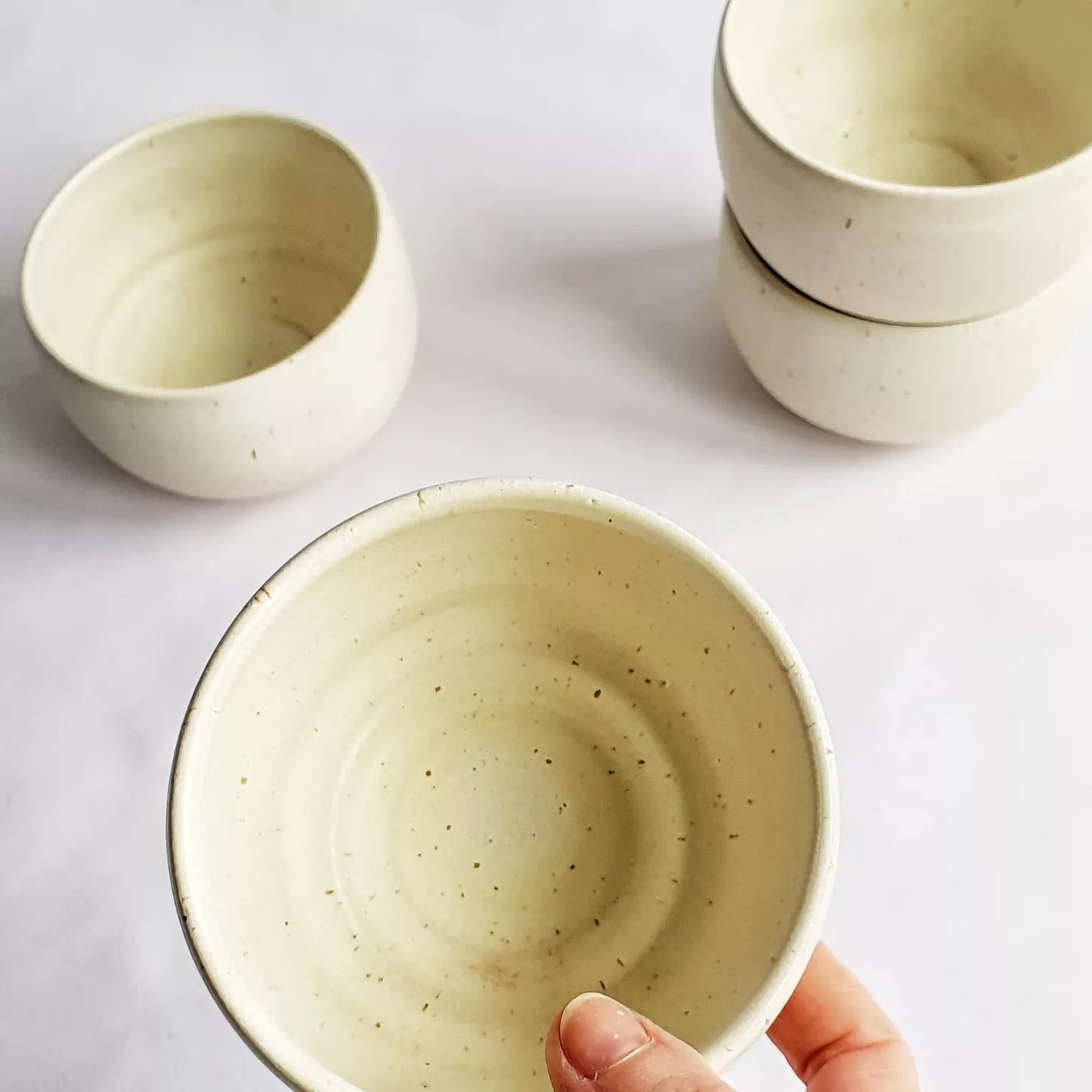 Ciotola MATCHA GP gres chiaro puntinato. Ha dimensioni 10x7h cm