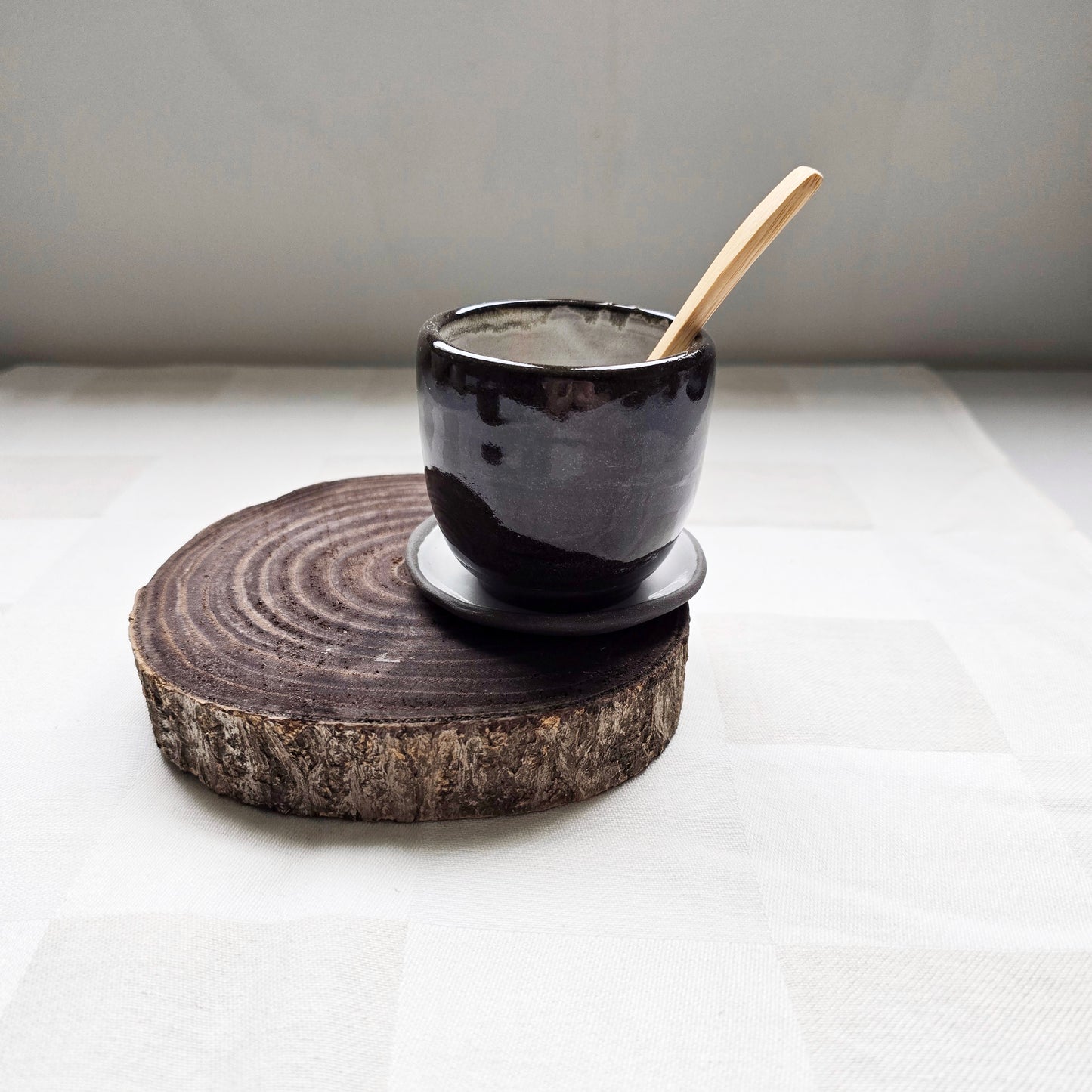 Tazza GN1 da caffè in gres nero , smaltato di bianco dentro e trasparente fuori.