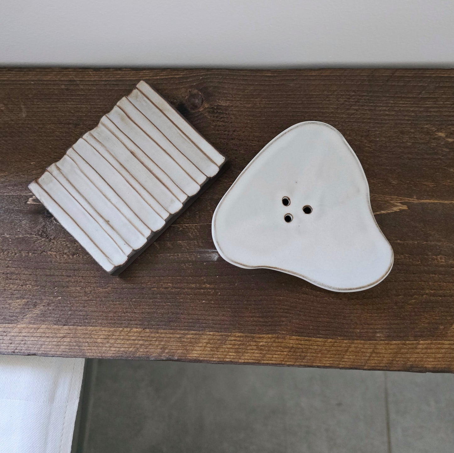PORTA SAPONE di forma organica con piedini in gres nero di diversi colori   e dimensioni