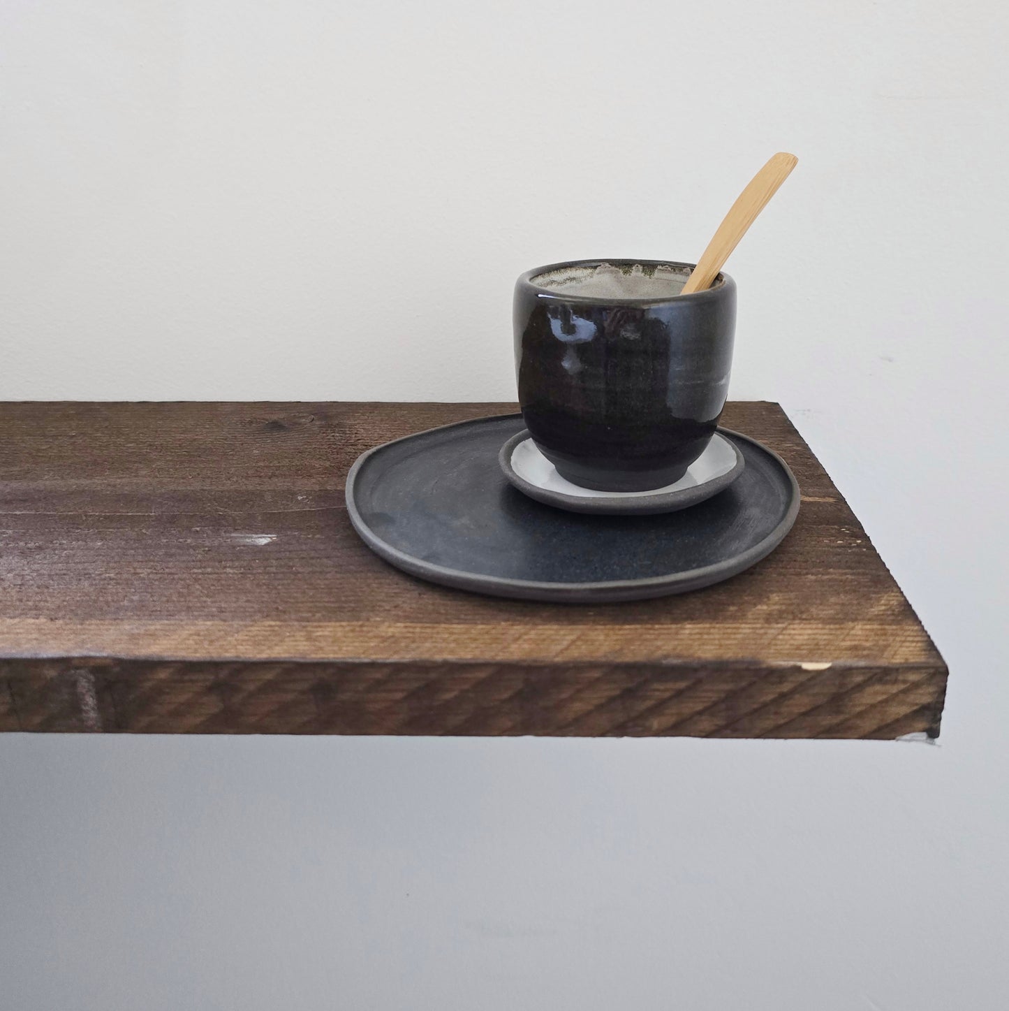 Tazza GN1 da caffè in gres nero , smaltato di bianco dentro e trasparente fuori.