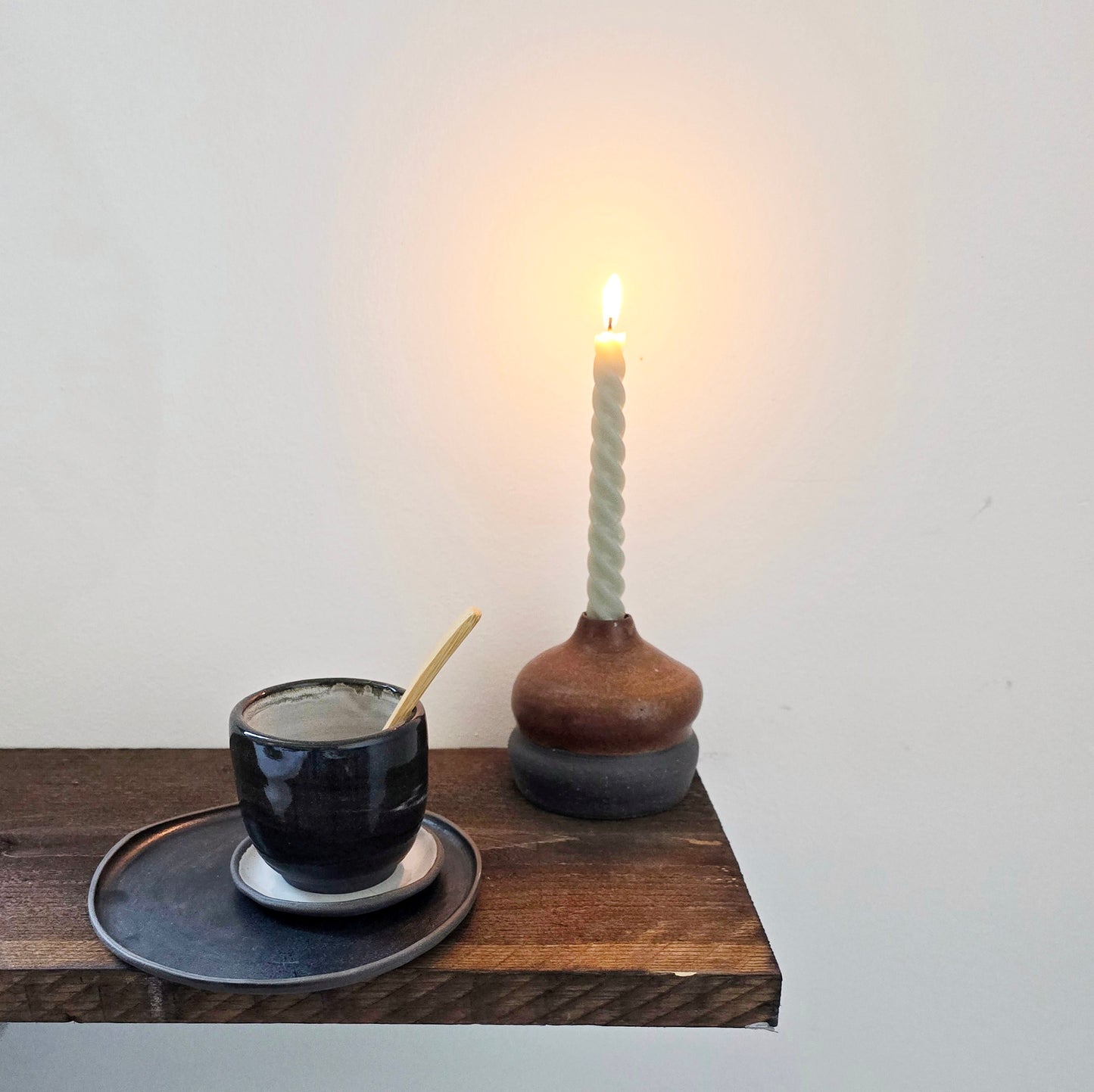Tazza GN1 da caffè in gres nero , smaltato di bianco dentro e trasparente fuori.