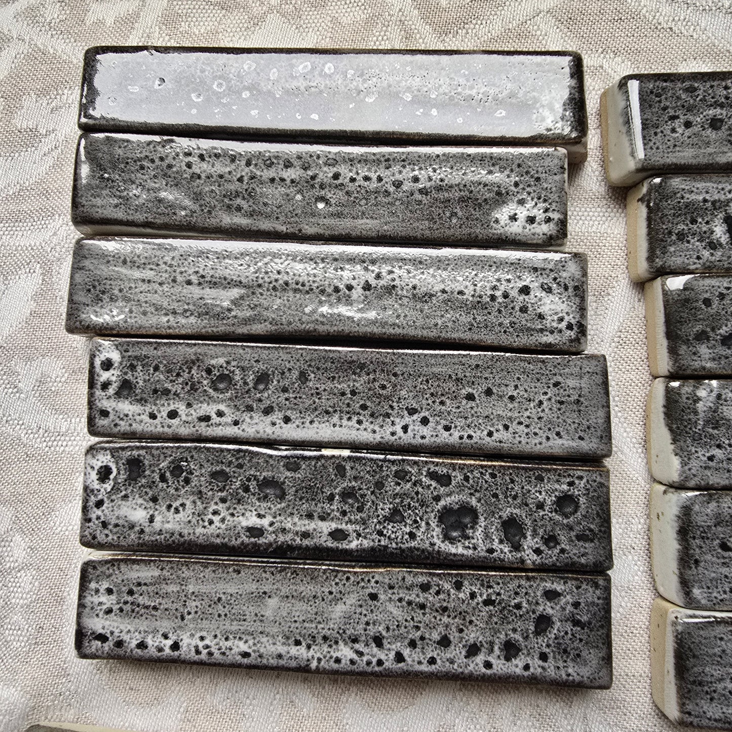 Poggia posate  in gres puntinato smaltate superiormente con un maculato bianco/nero. Confezioni da 6 pezzi