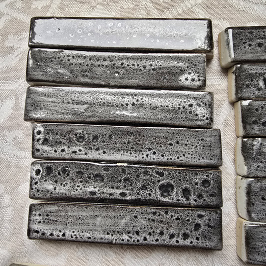 Poggia posate  in gres puntinato smaltate superiormente con un maculato bianco/nero. Confezioni da 6 pezzi