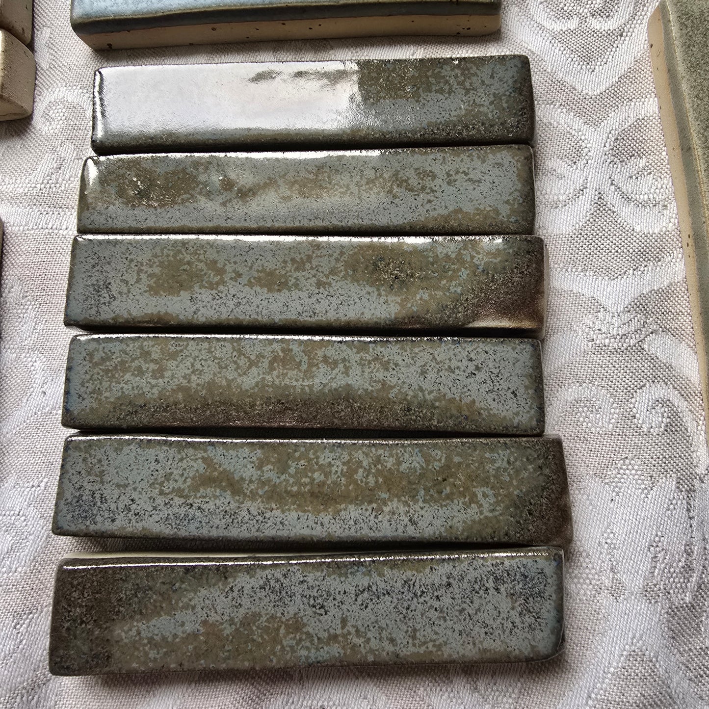 Poggia posate  in gres puntinato chiaro smaltato grigio variegato. Confezioni da 6 pezzi