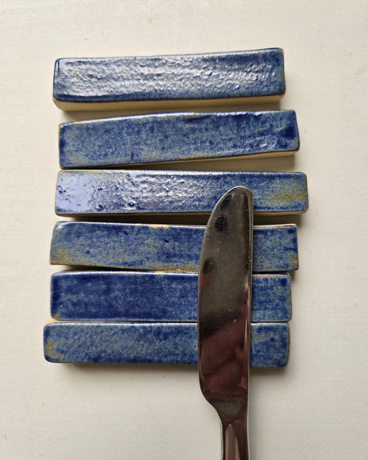 Poggiaposate artigianali  in gres chiaro, smaltato in blu variegato . Set da 6 pezzi
