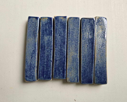 Poggiaposate artigianali  in gres chiaro, smaltato in blu variegato . Set da 6 pezzi