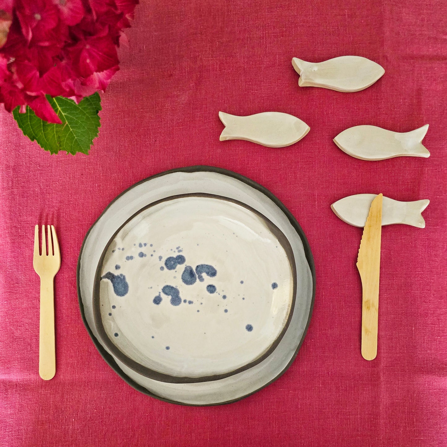 Poggiaposate artigianali  a forma di pesce "I PESCI GUIZZANTI" . Set da 4 pezzi in gres smaltato bianco