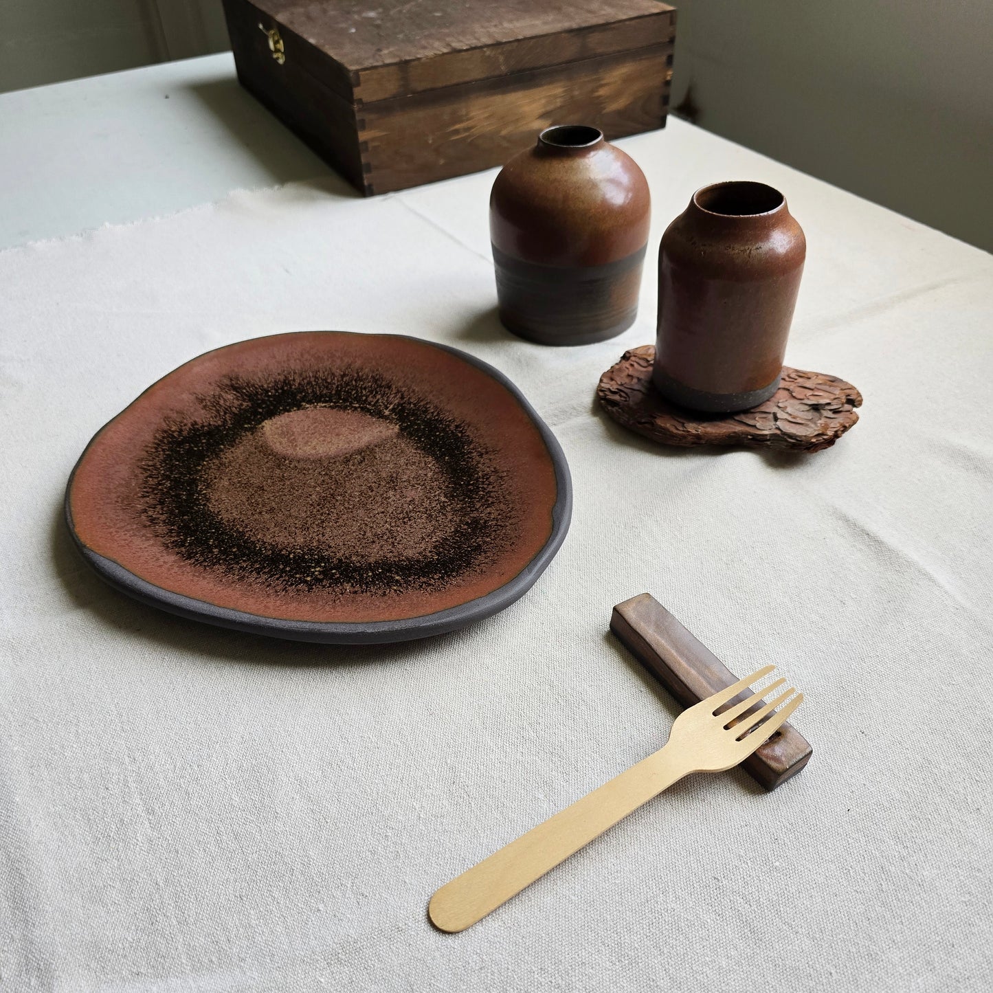 PRE ORDER Piatto “Luna di Terra”  LINEA RUST– gres nero fatto a mano forma organica smaltato RUGGINE