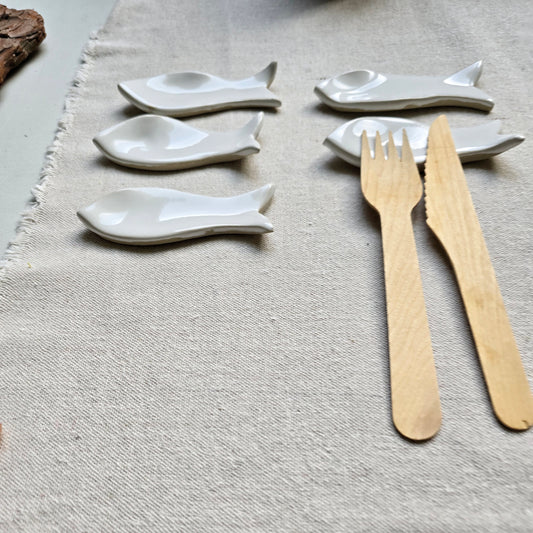 Poggiaposate artigianali  a forma di pesce "I PESCI GUIZZANTI" . Set da 4 pezzi in gres smaltato bianco