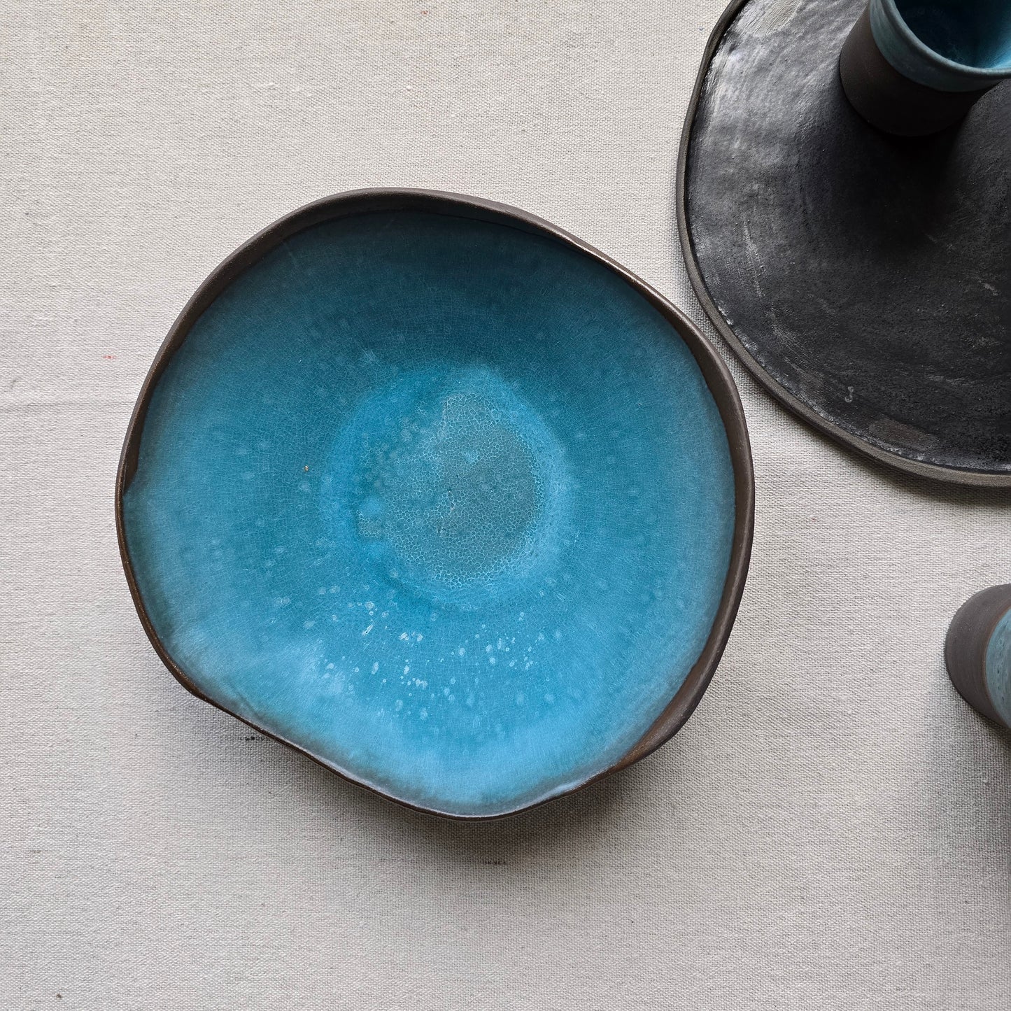 Ciotola "Corolla" irregolare in gres nero e turchese