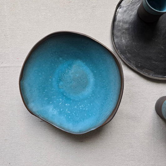 Ciotola "Corolla" irregolare in gres nero e turchese