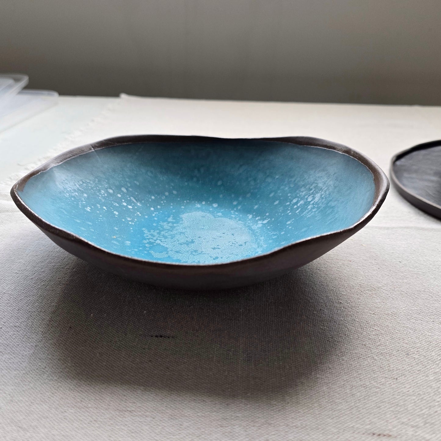 Ciotola "Corolla" irregolare in gres nero e turchese