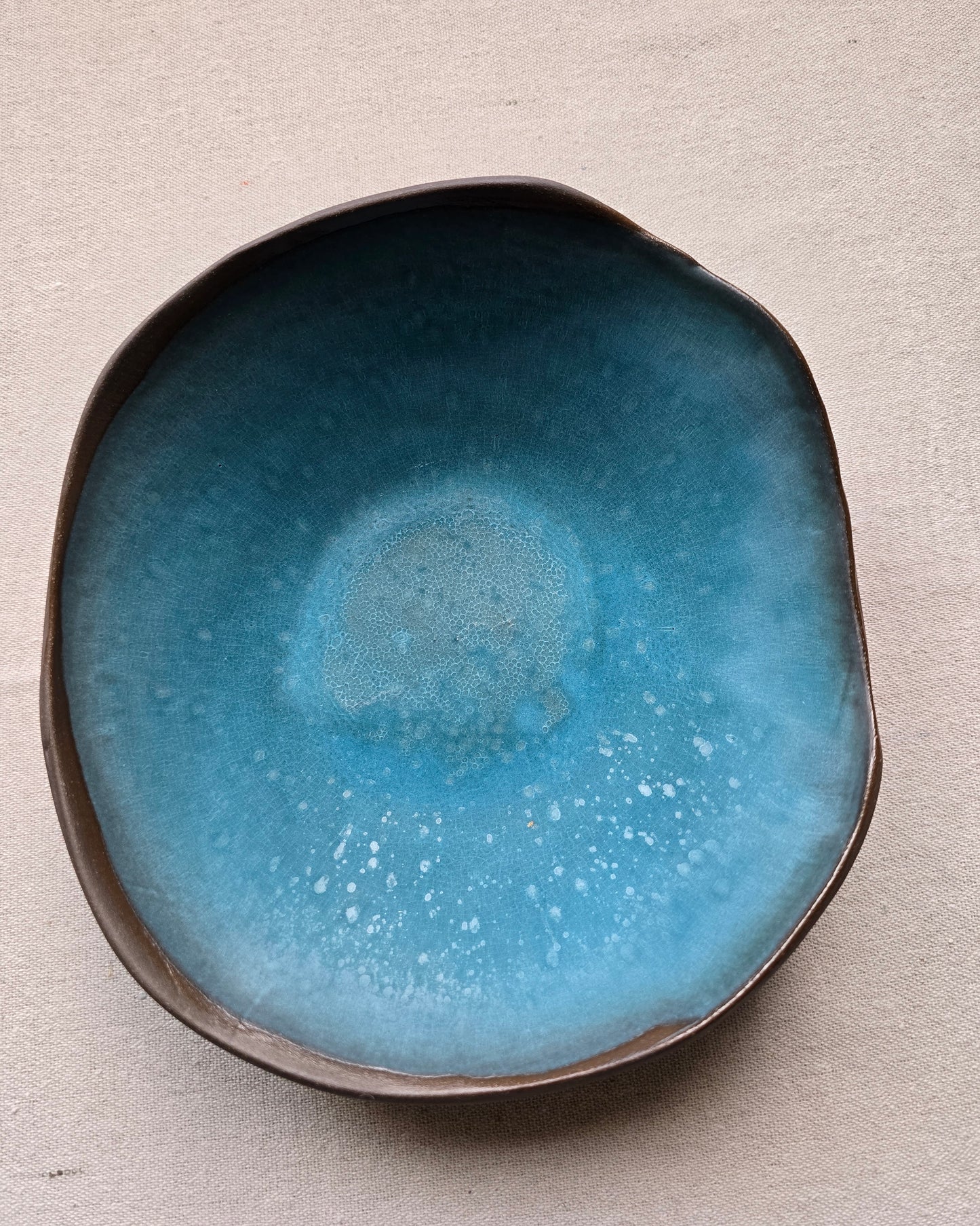 Ciotola "Corolla" irregolare in gres nero e turchese