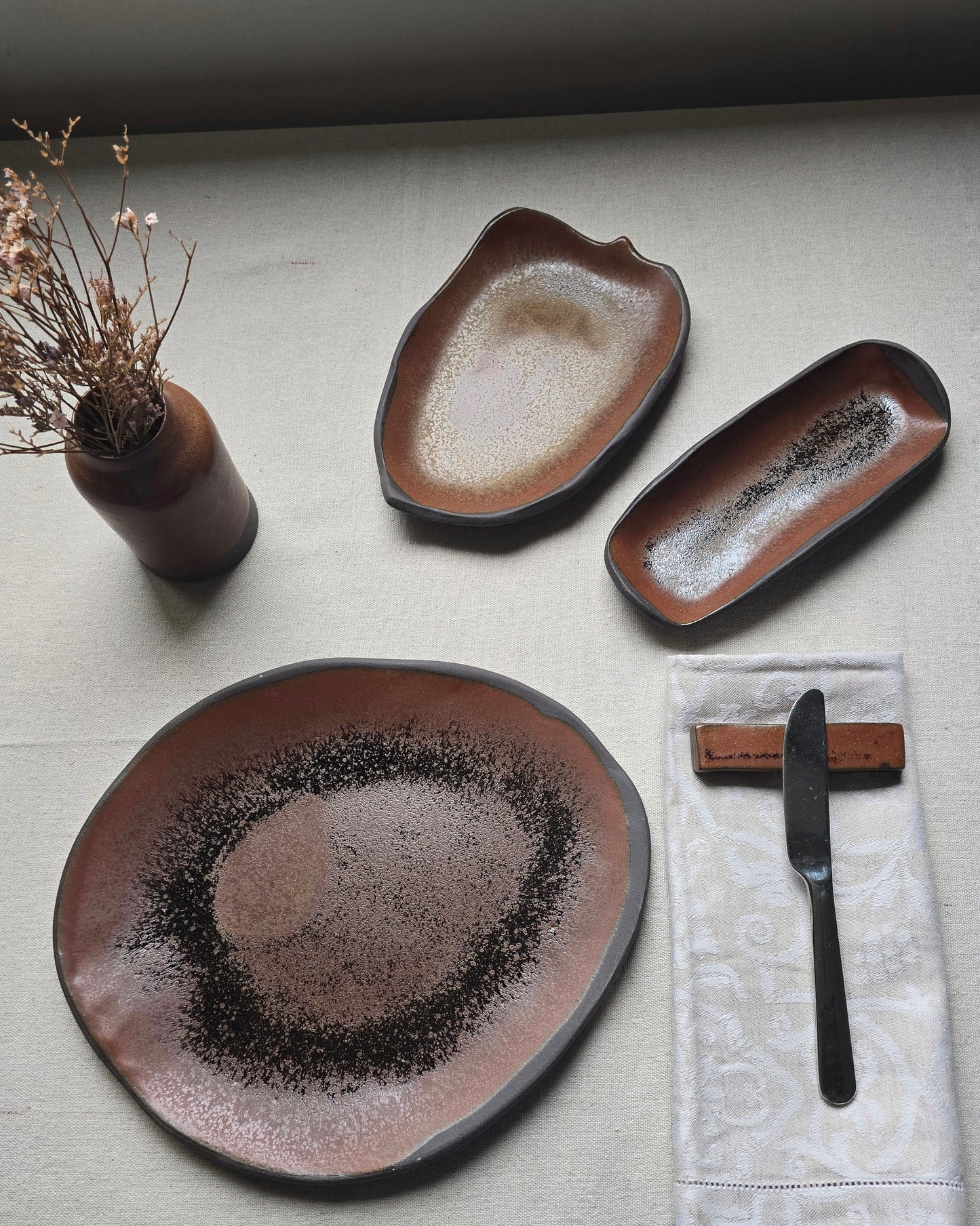Piatti Foglia in gres nero  smaltato color ruggine, LInea Rust