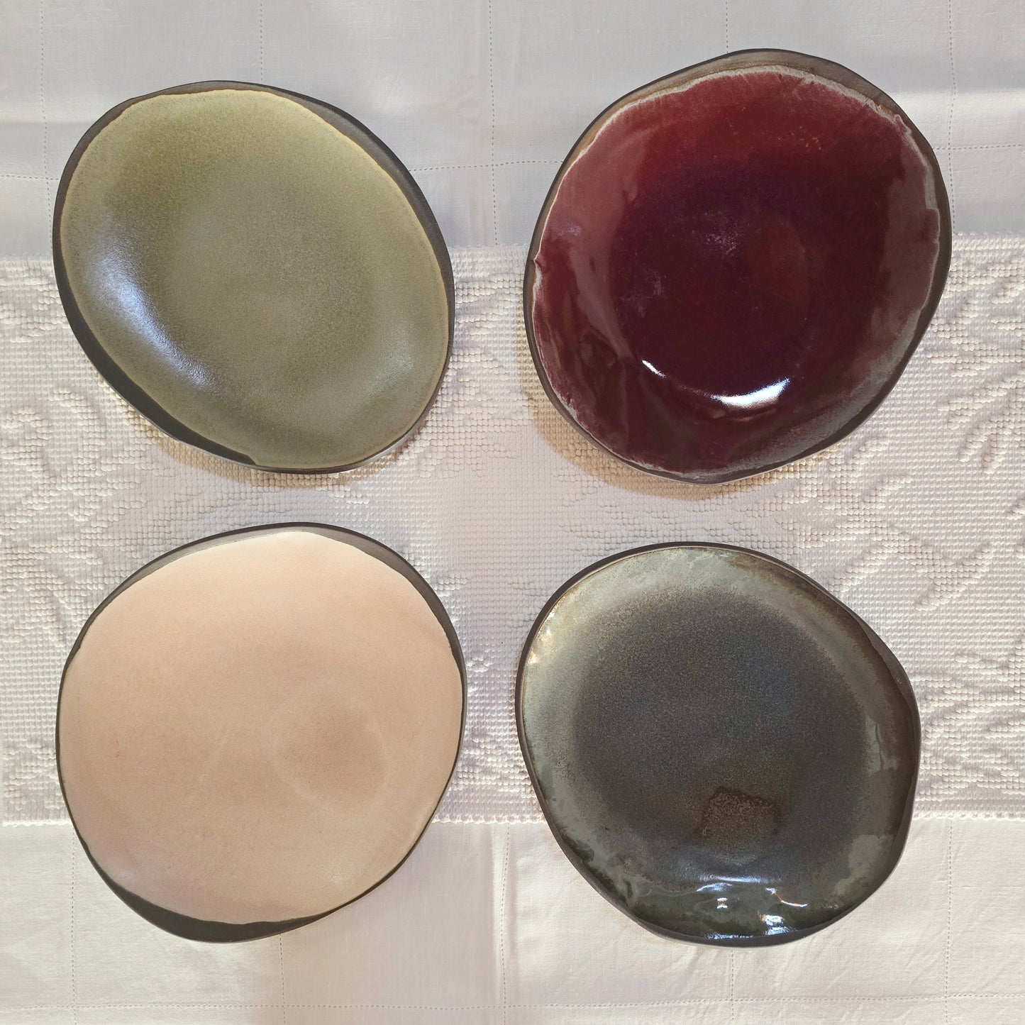 PRE ORDER Piatto “Luna di Terra” – gres nero fatto a mano forma organica smaltato in vari colori