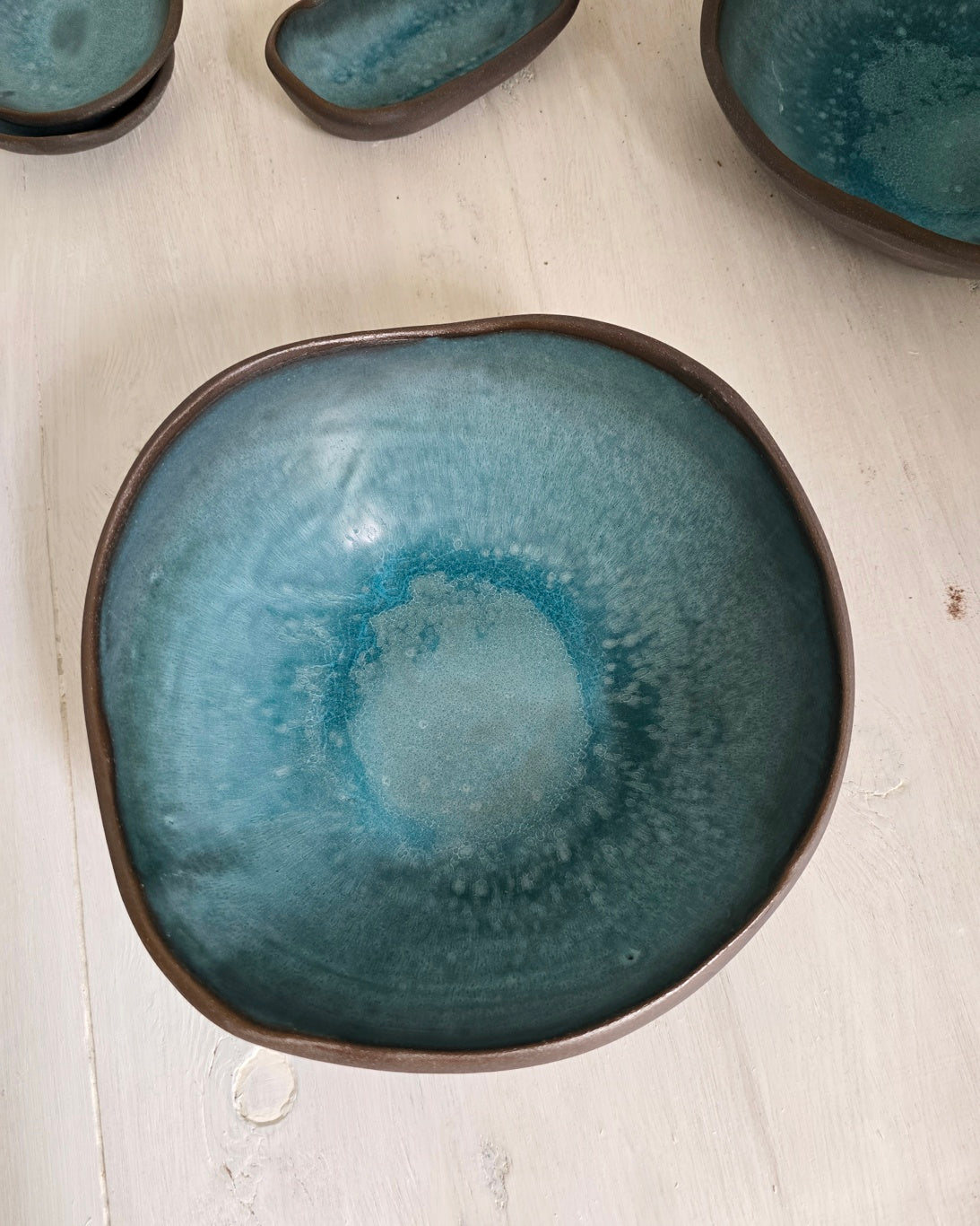 Ciotola "Corolla" irregolare in gres nero e turchese