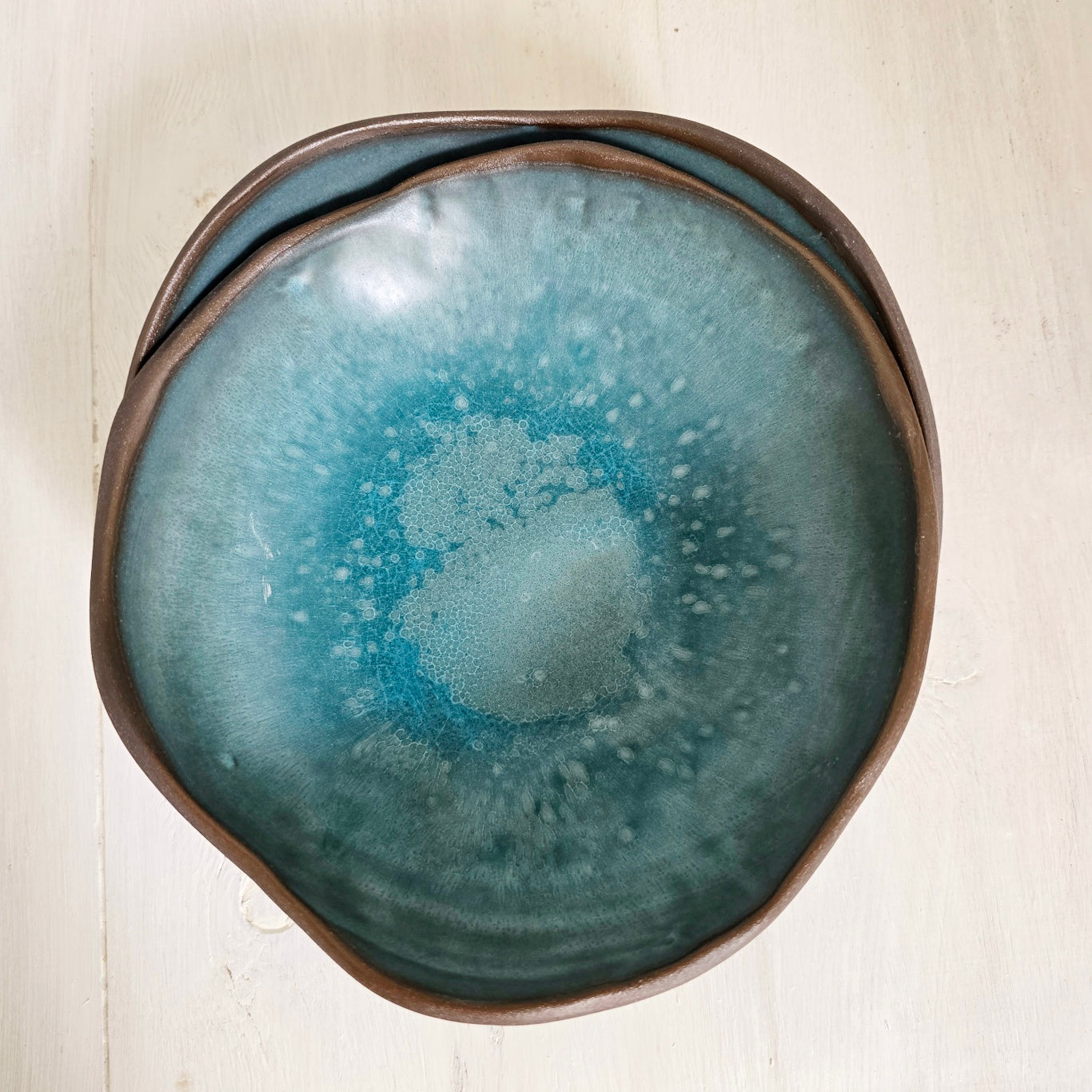 Ciotola "Corolla" irregolare in gres nero e turchese