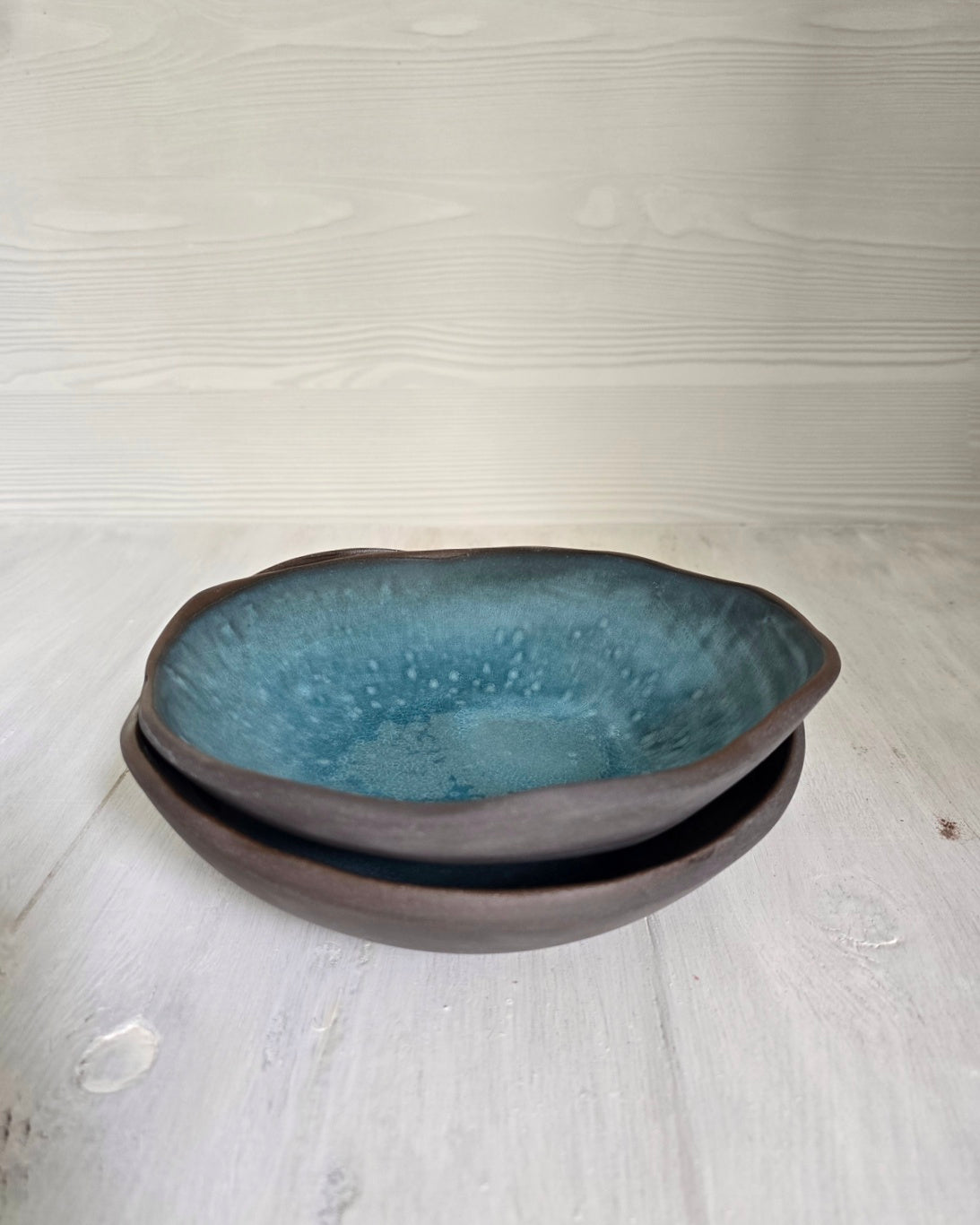 Ciotola "Corolla" irregolare in gres nero e turchese