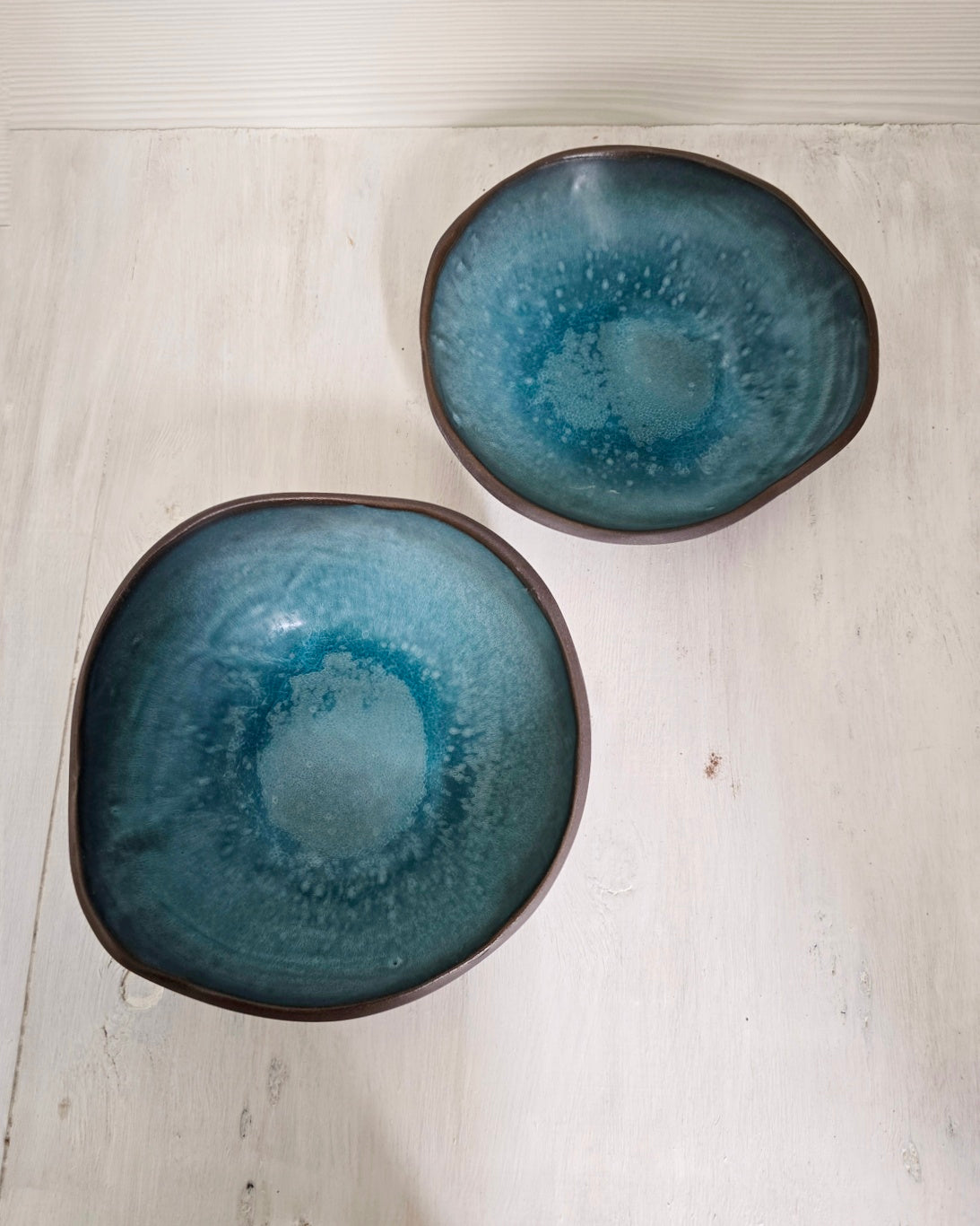 Ciotola "Corolla" irregolare in gres nero e turchese