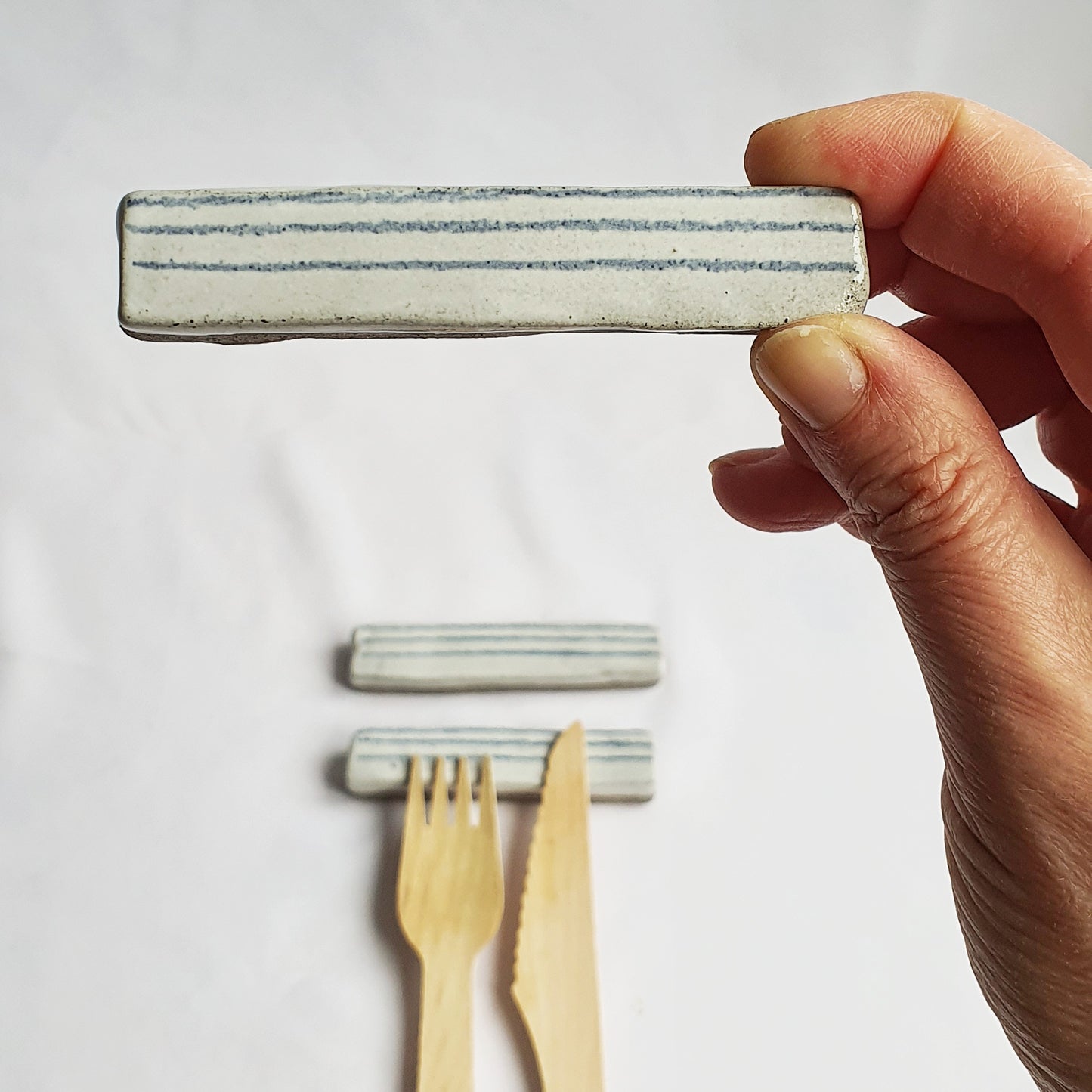 Poggia posate in gres grigio, smaltate in bianco a righe. Un ordine è costituito da 6 pezzi