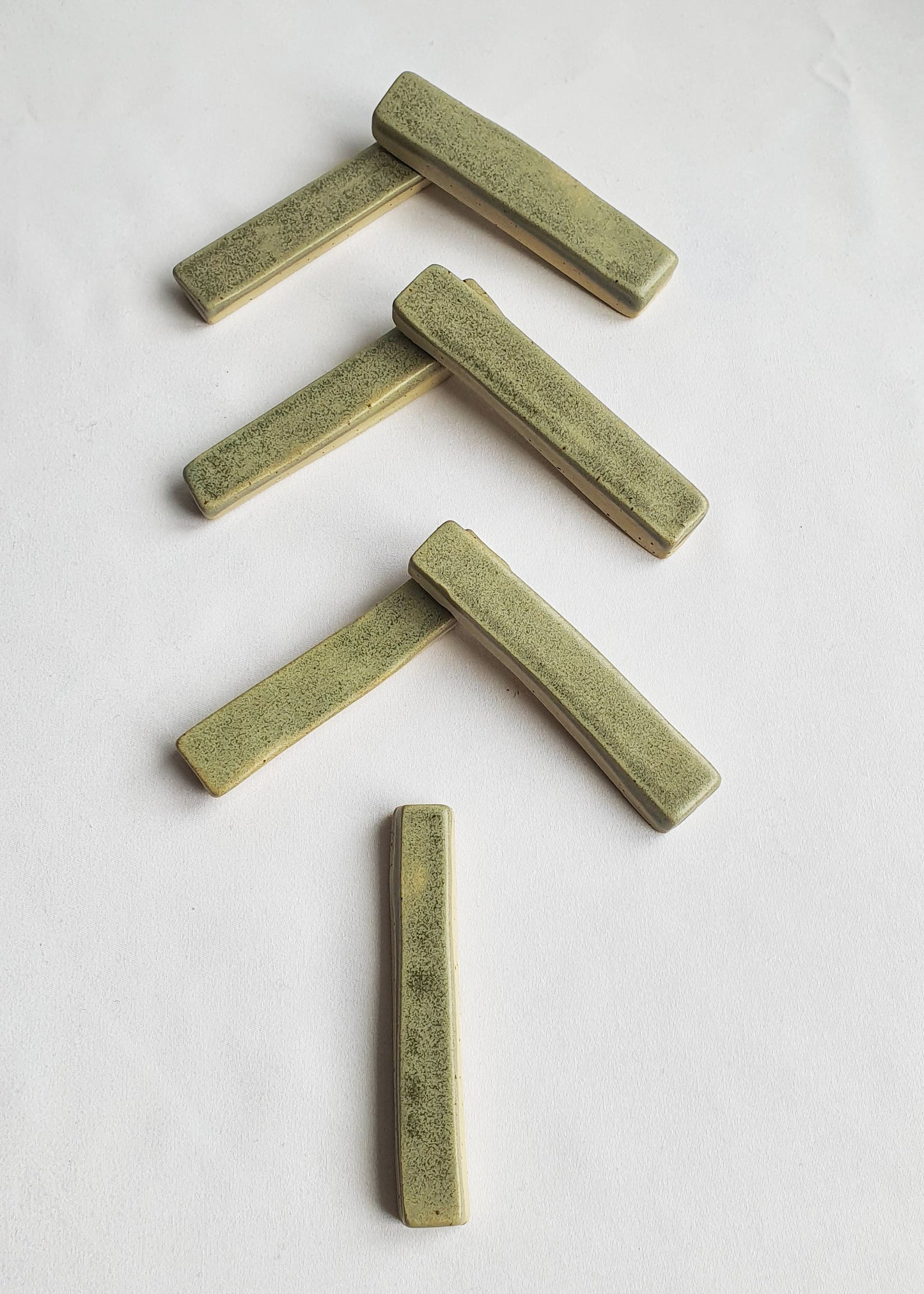 Poggia posate  in gres puntinato verde salvia. Confezioni da 6 pezzi