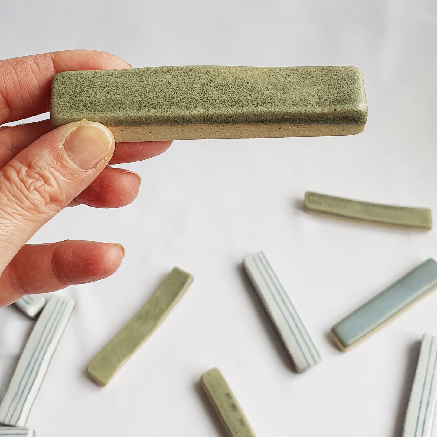 Poggia posate  in gres puntinato verde salvia. Confezioni da 6 pezzi