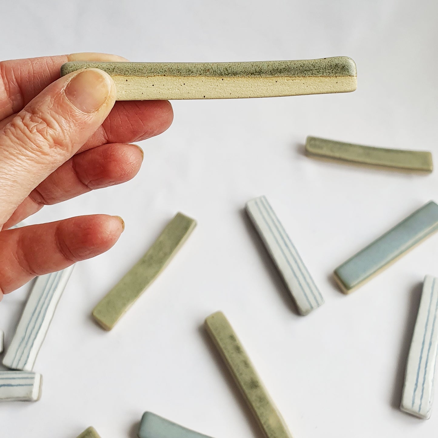 Poggia posate  in gres puntinato verde salvia. Confezioni da 6 pezzi