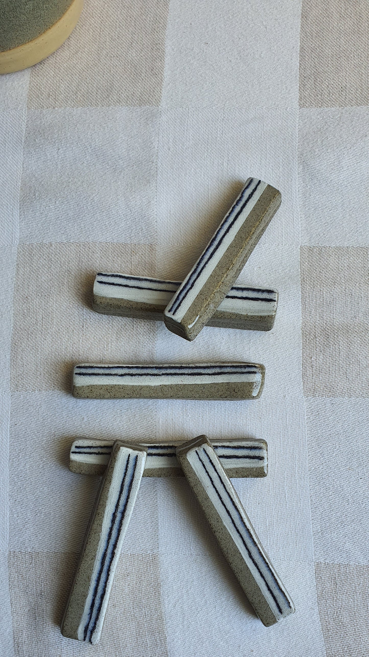 Poggia posate in gres grigio, smaltate in bianco a righe. Un ordine è costituito da 6 pezzi