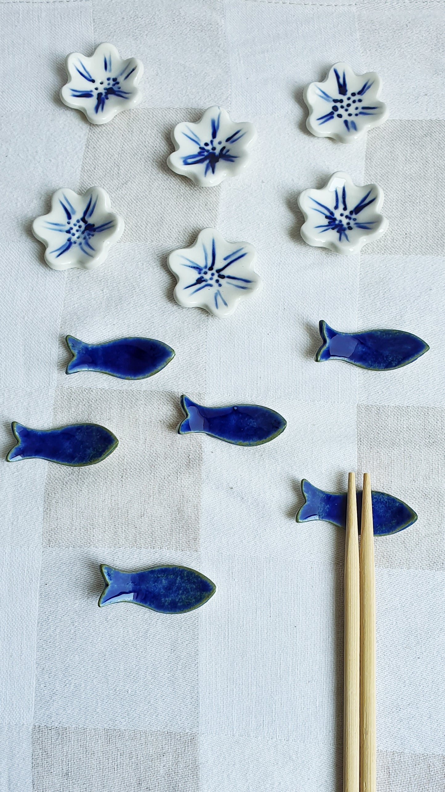 Poggia bacchette a forma di pesce o di fiore in porcellana.  Confezione da 6 pezzi