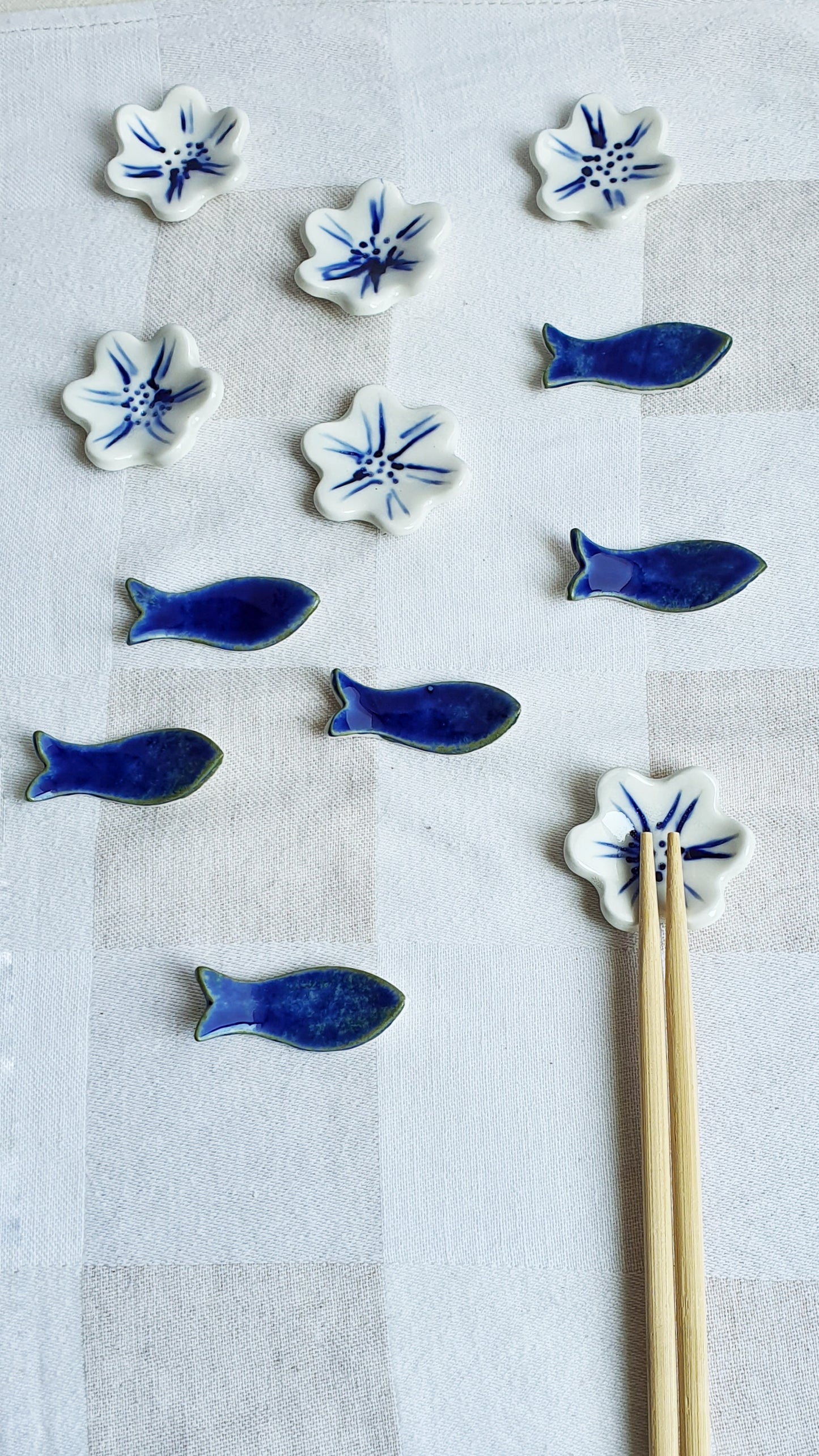 Poggia bacchette a forma di pesce o di fiore in porcellana.  Confezione da 6 pezzi