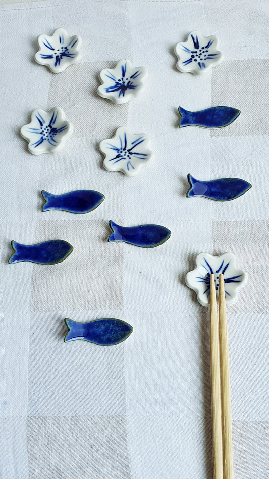 Poggia bacchette a forma di pesce o di fiore in porcellana.  Confezione da 6 pezzi