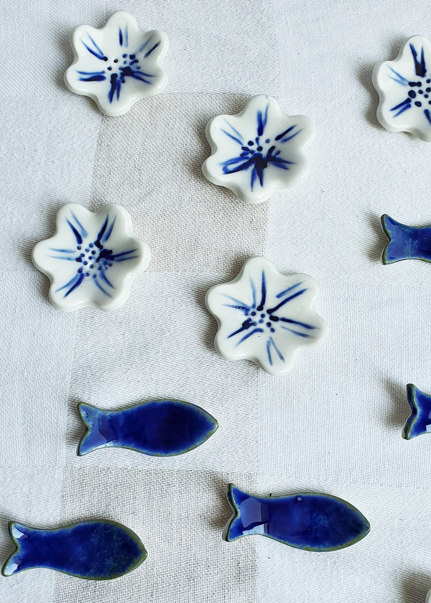 Poggia bacchette a forma di pesce o di fiore in porcellana.  Confezione da 6 pezzi