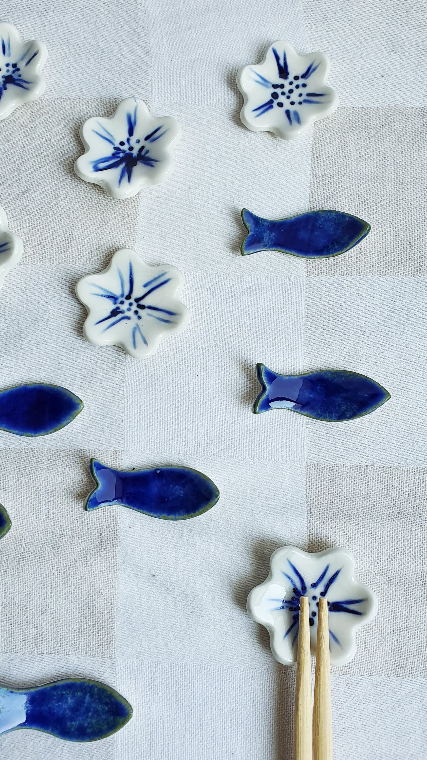 Poggia bacchette a forma di pesce o di fiore in porcellana.  Confezione da 6 pezzi