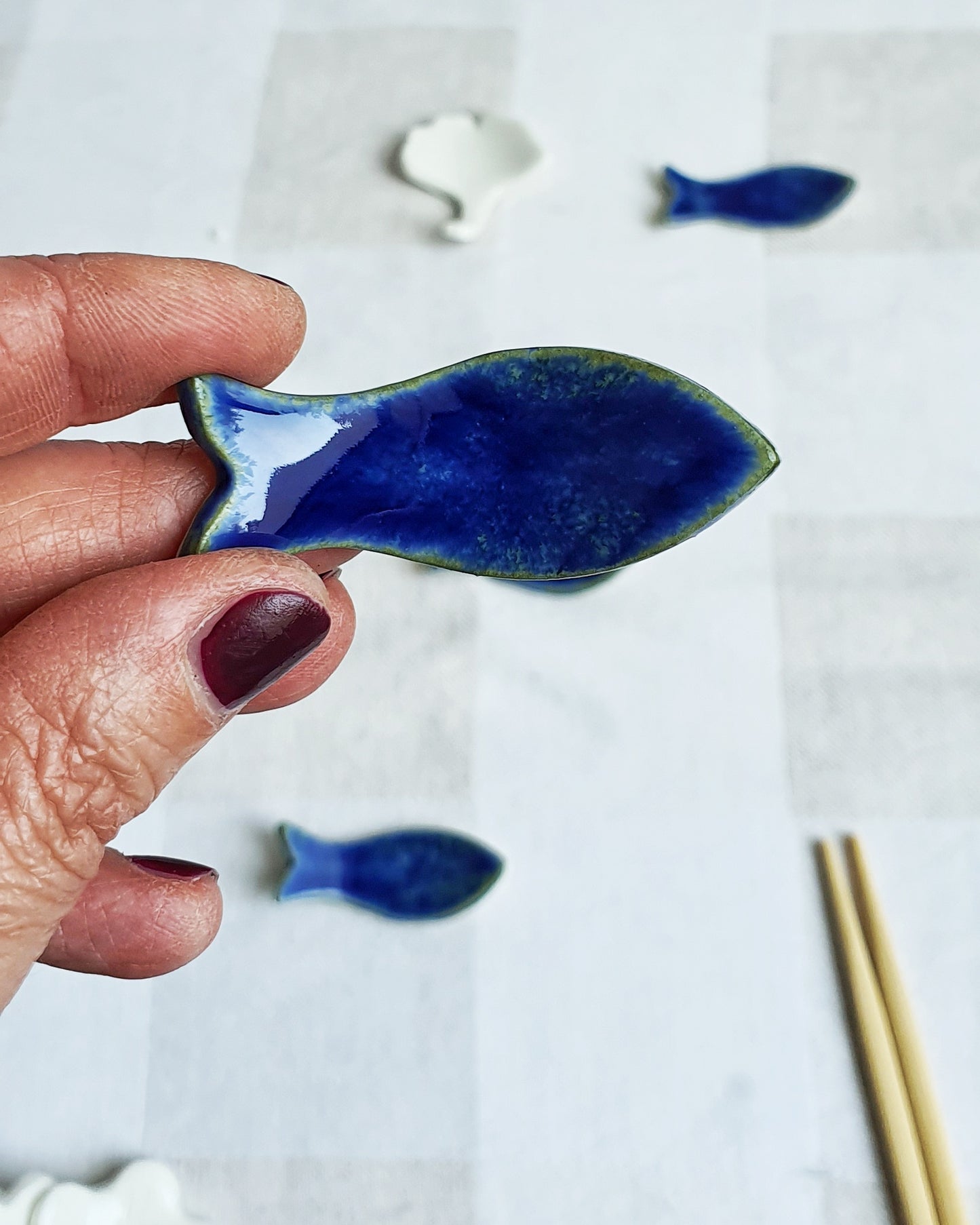 Poggia bacchette a forma di pesce o di fiore in porcellana.  Confezione da 6 pezzi