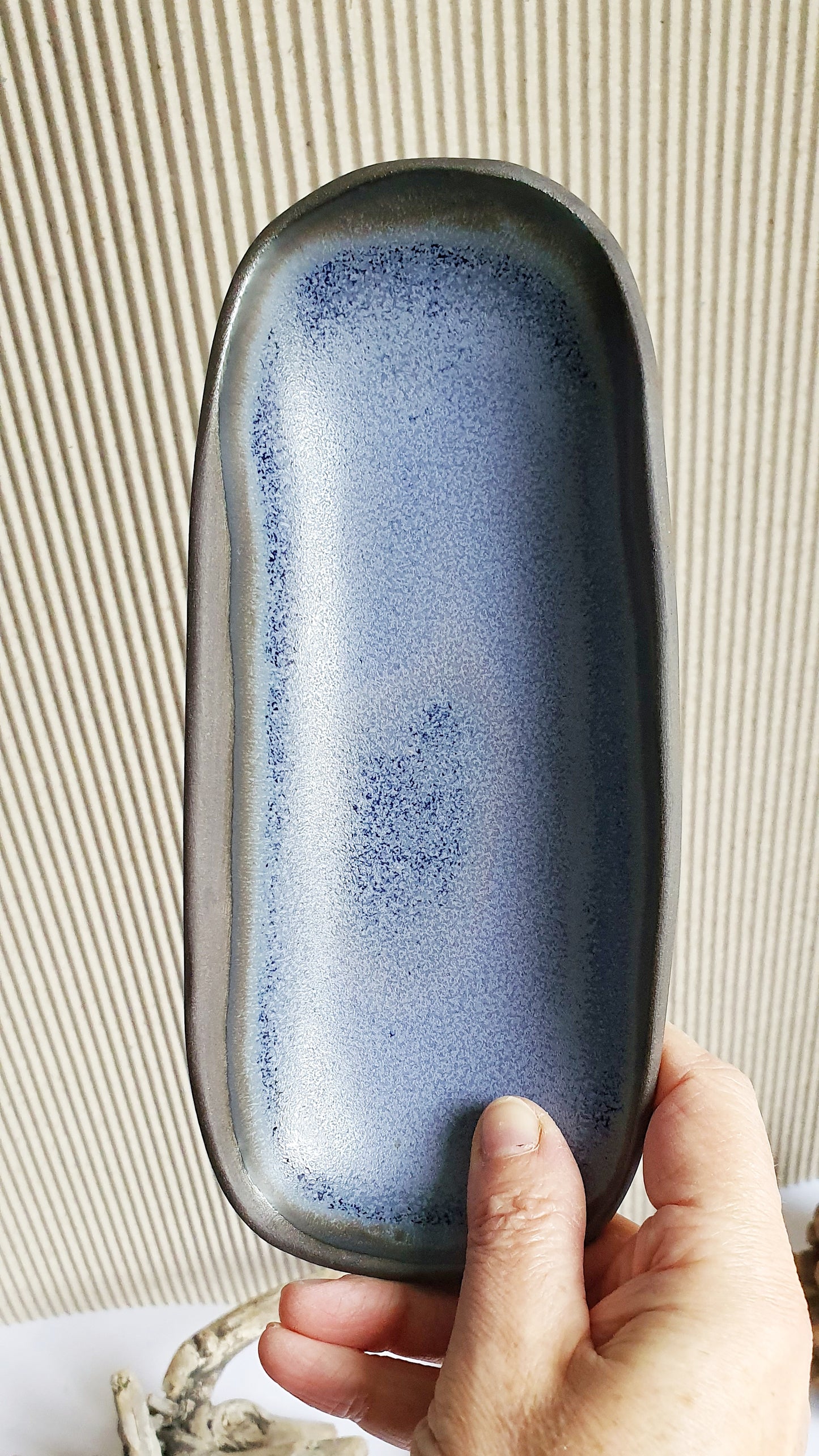 Svuotatasche in gres nero di diversi colori di 18 x 7cm.