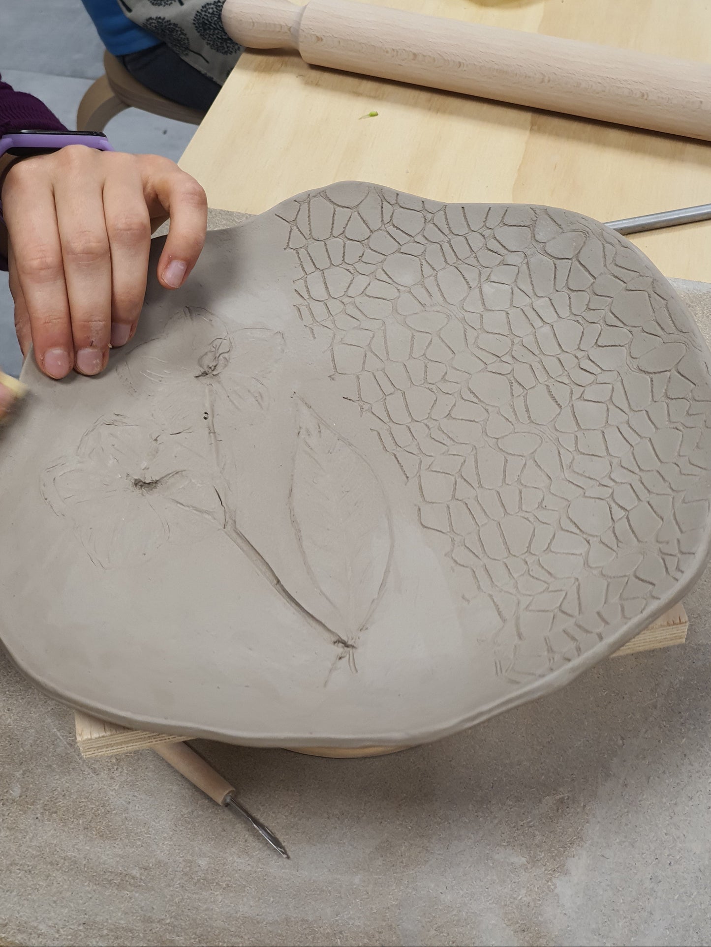 Z_  WORKSHOP  1 PIATTO CON IMPRESSIONI BOTANICHE CON LA TECNICA DELLA LASTRA