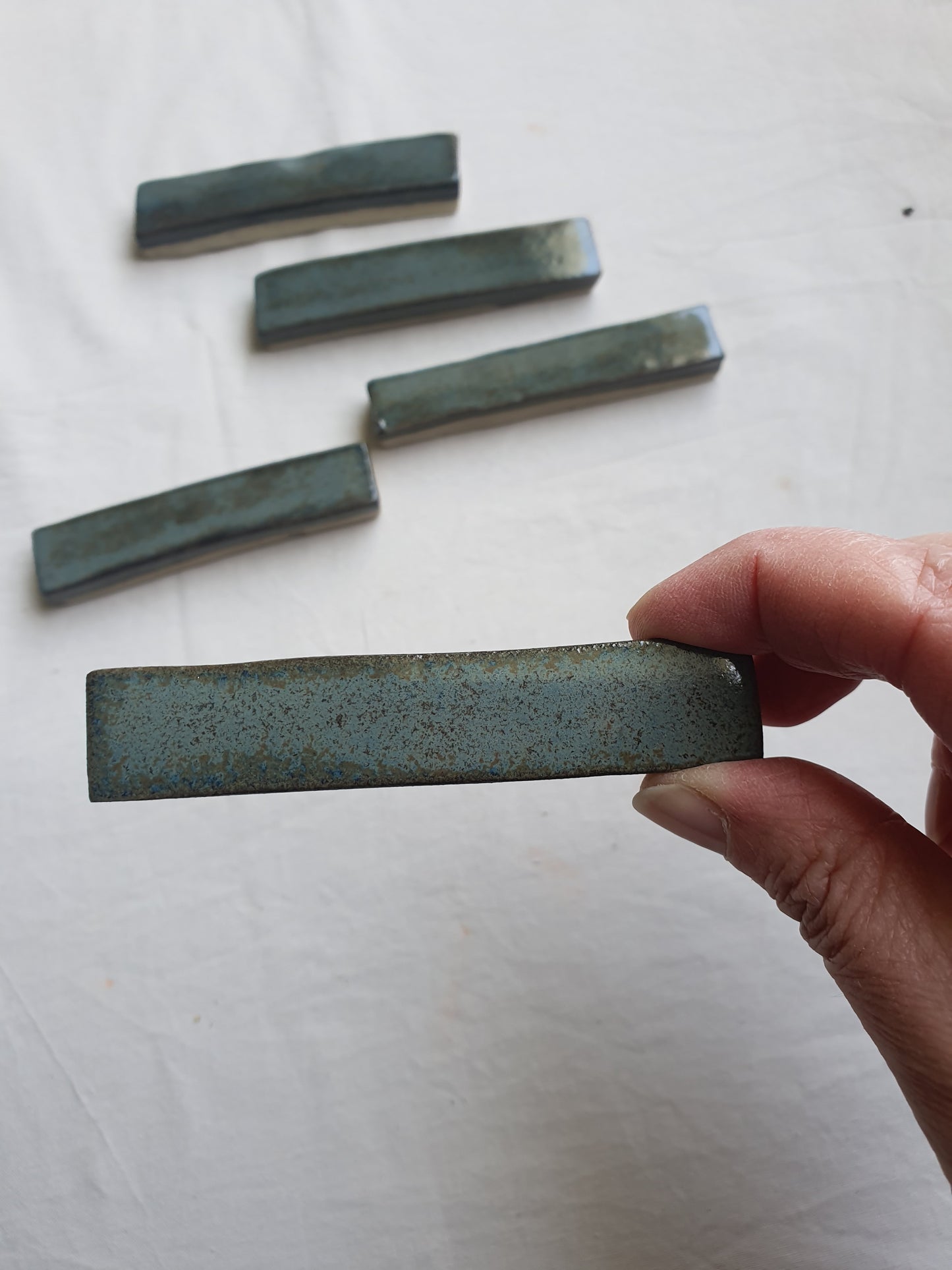 Poggia posate  in gres puntinato chiaro smaltato grigio variegato. Confezioni da 6 pezzi