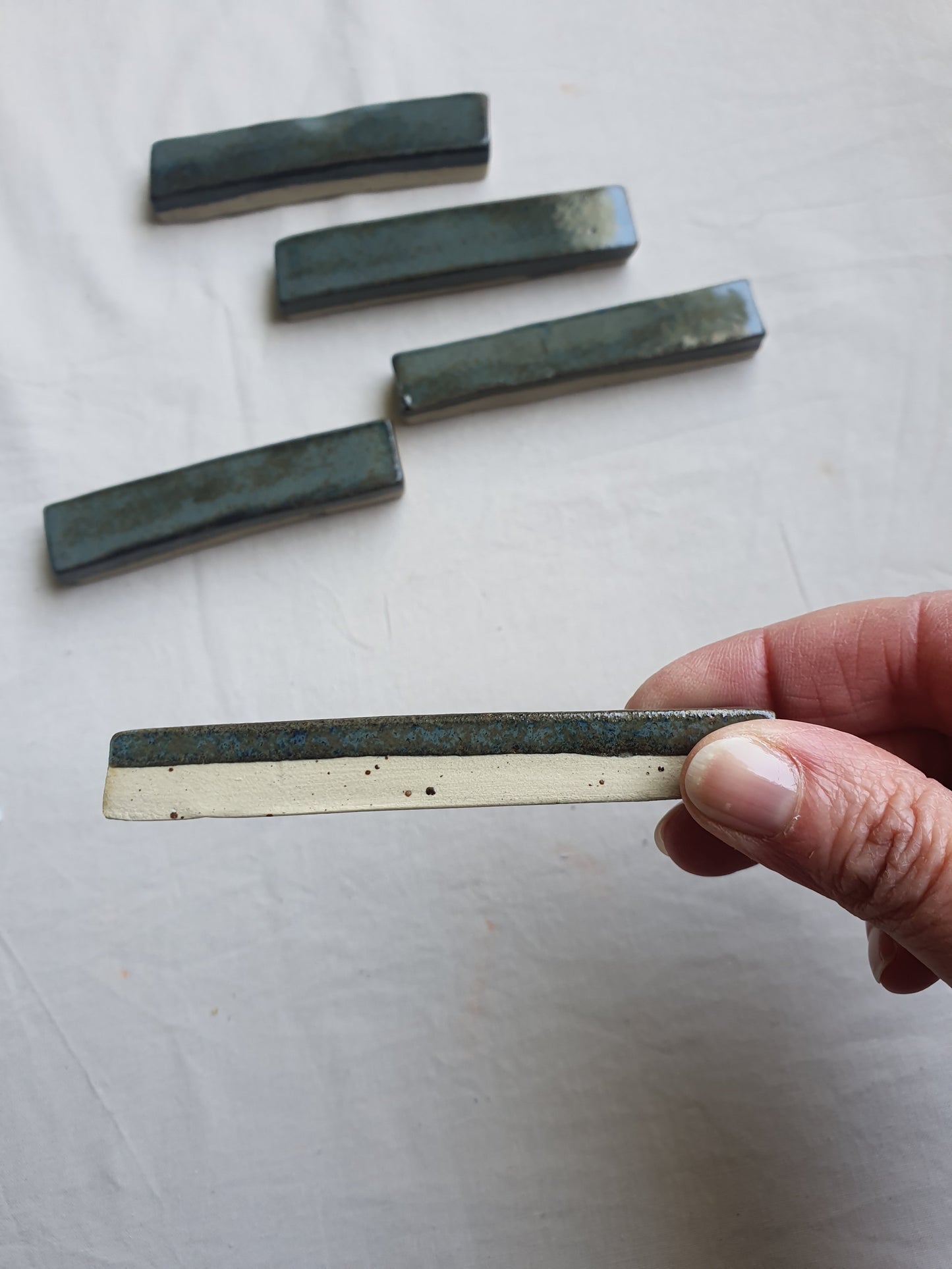 Poggia posate  in gres puntinato chiaro smaltato grigio variegato. Confezioni da 6 pezzi