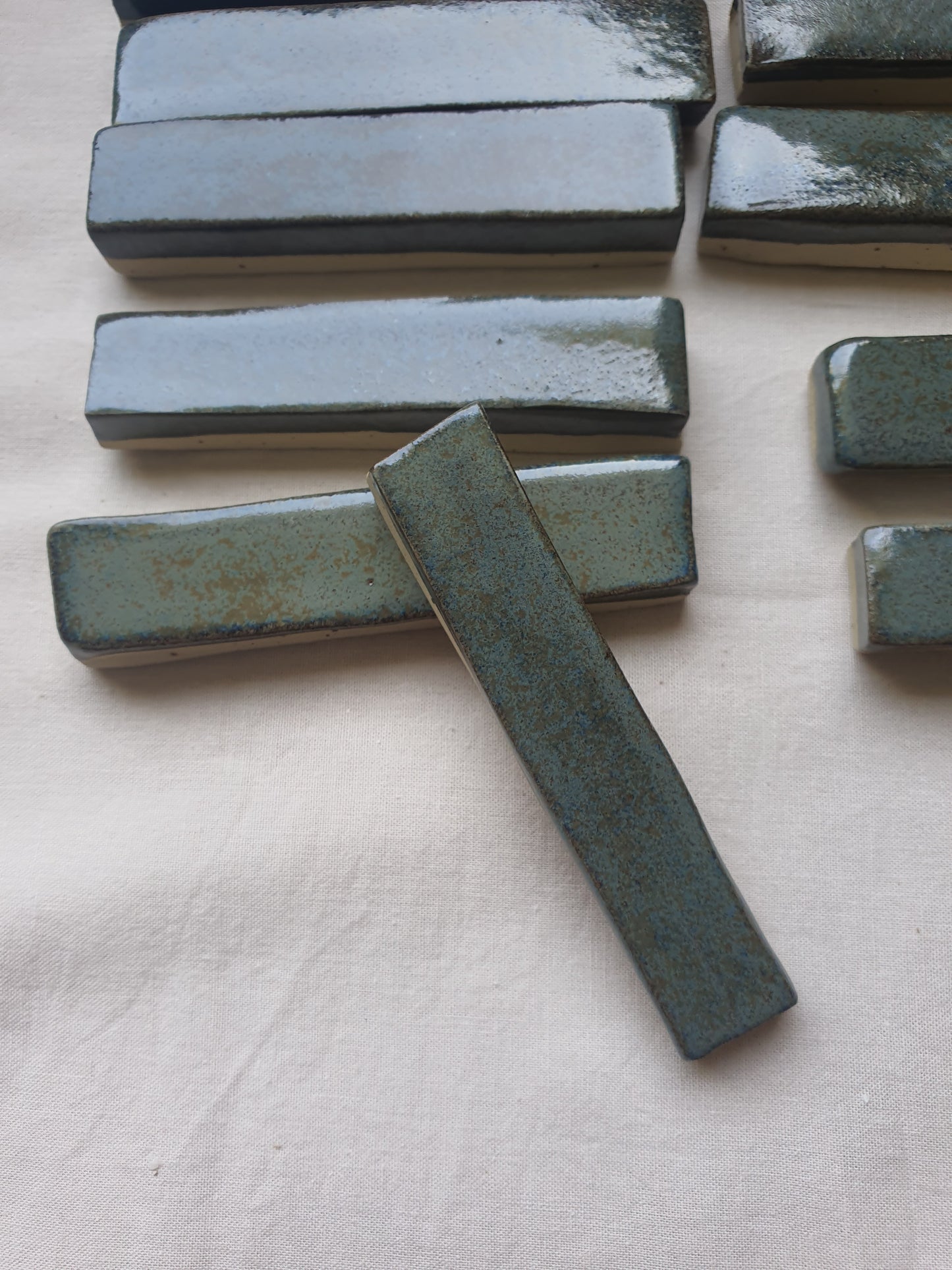 Poggia posate  in gres puntinato chiaro smaltato grigio variegato. Confezioni da 6 pezzi