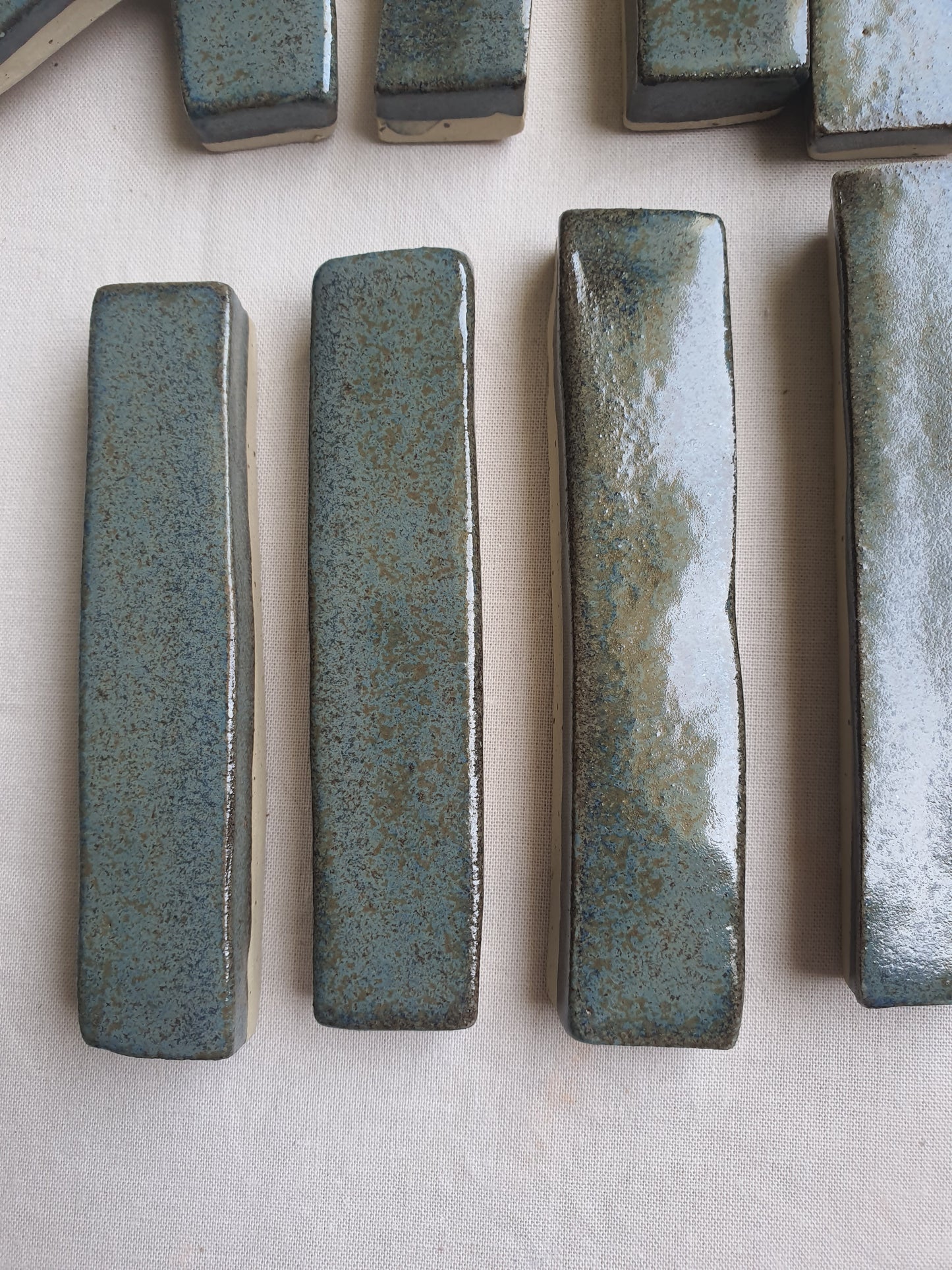 Poggia posate  in gres puntinato chiaro smaltato grigio variegato. Confezioni da 6 pezzi