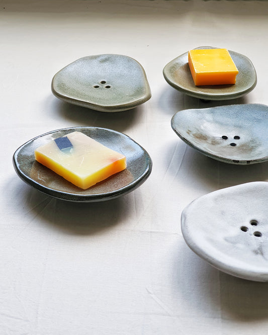 PORTA SAPONE di forma organica con piedini in gres nero di diversi colori   e dimensioni