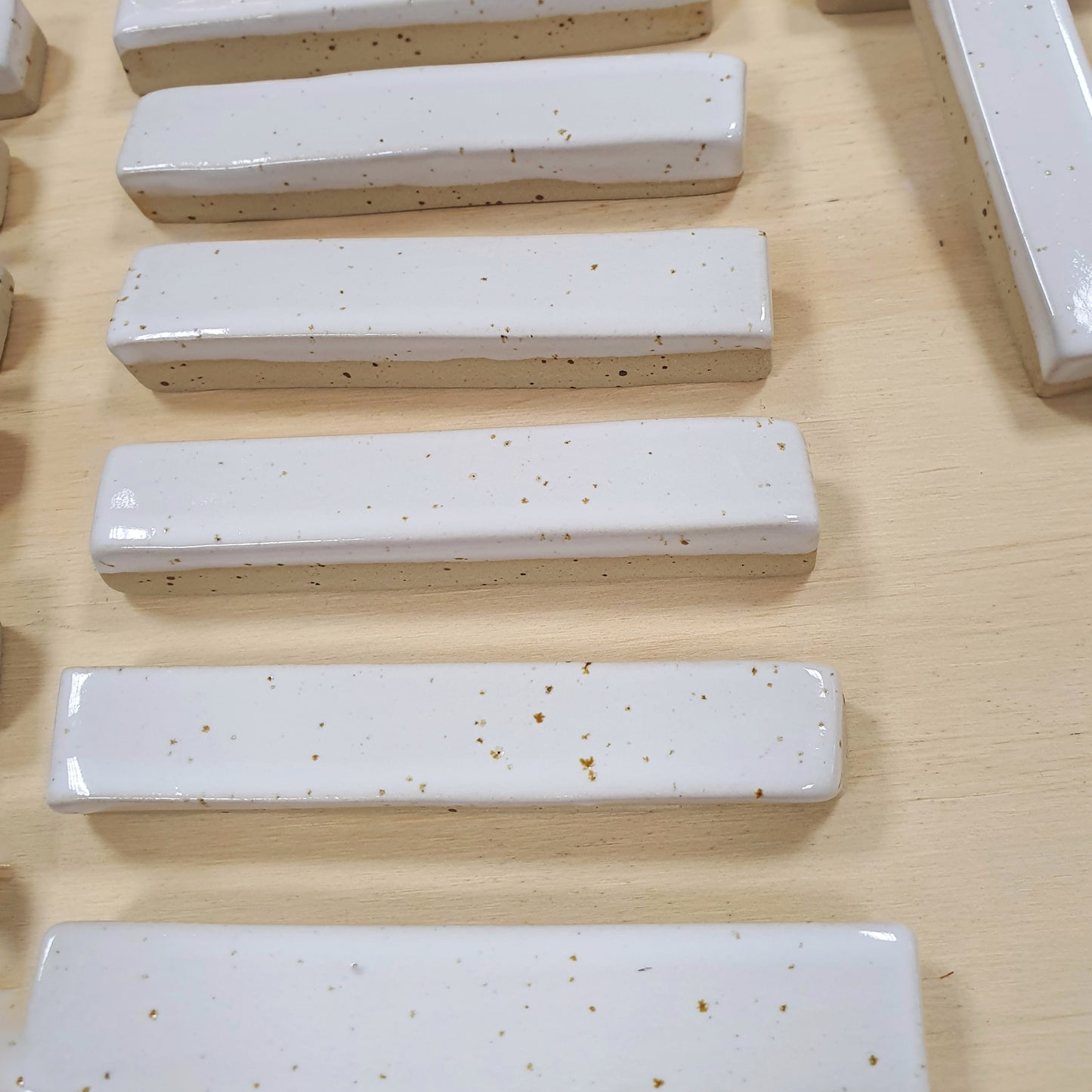 Poggia posate  in gres puntinato smaltate superiormente con un biancolucido. Confezioni da 6 pezzi