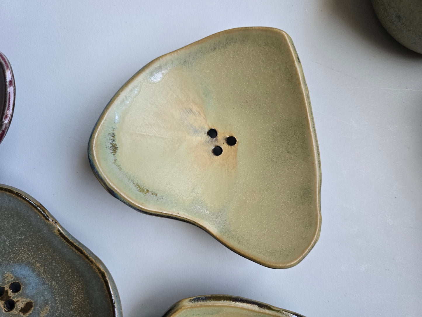 PORTA SAPONE di forma organica con piedini in gres nero di diversi colori   e dimensioni