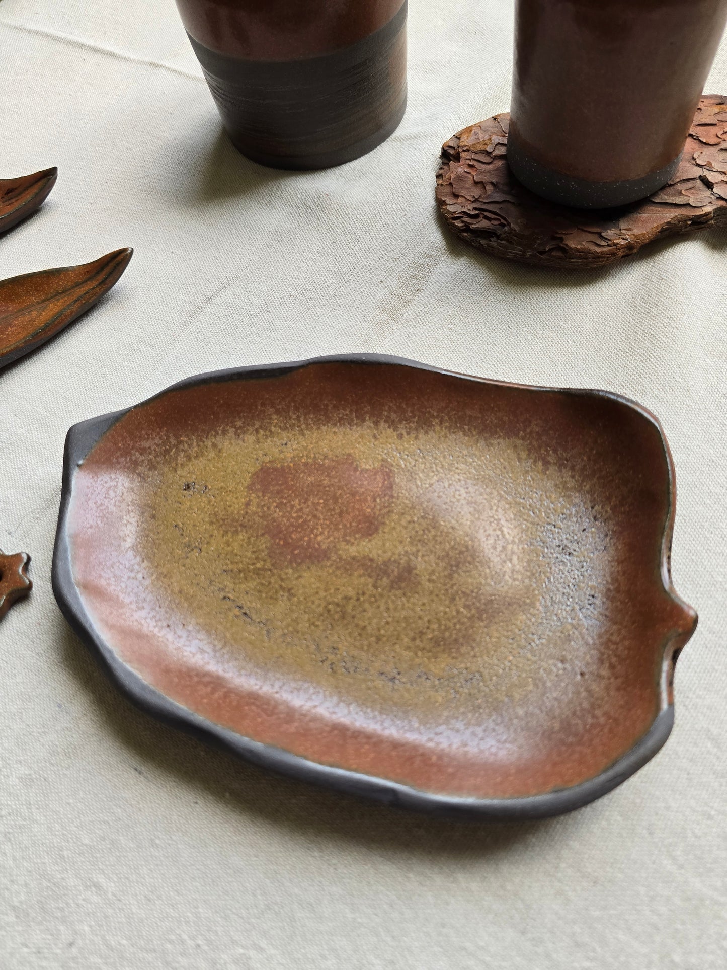 Piatti Foglia in gres nero  smaltato color ruggine, LInea Rust