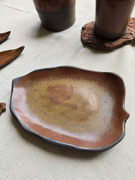 Piatti Foglia in gres nero  smaltato color ruggine, LInea Rust